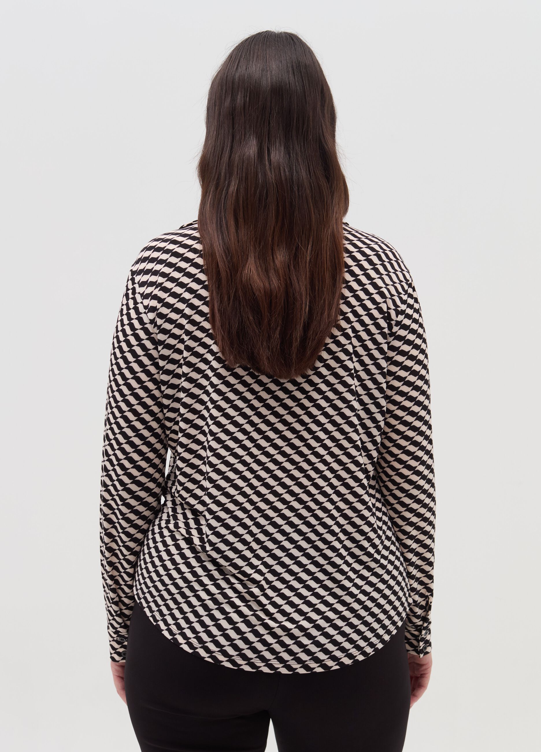 Curvy shirt with optical pattern