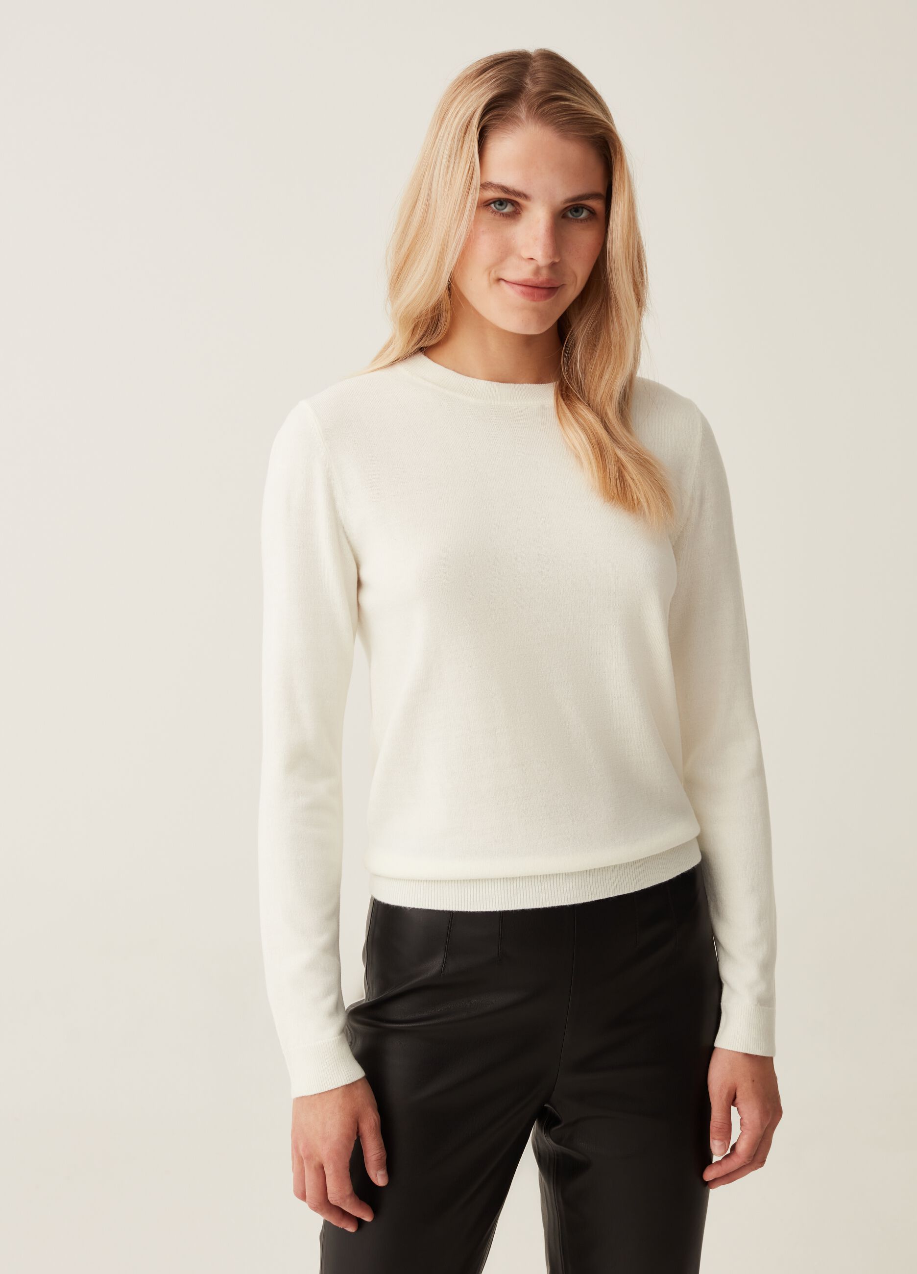 Round neck pullover