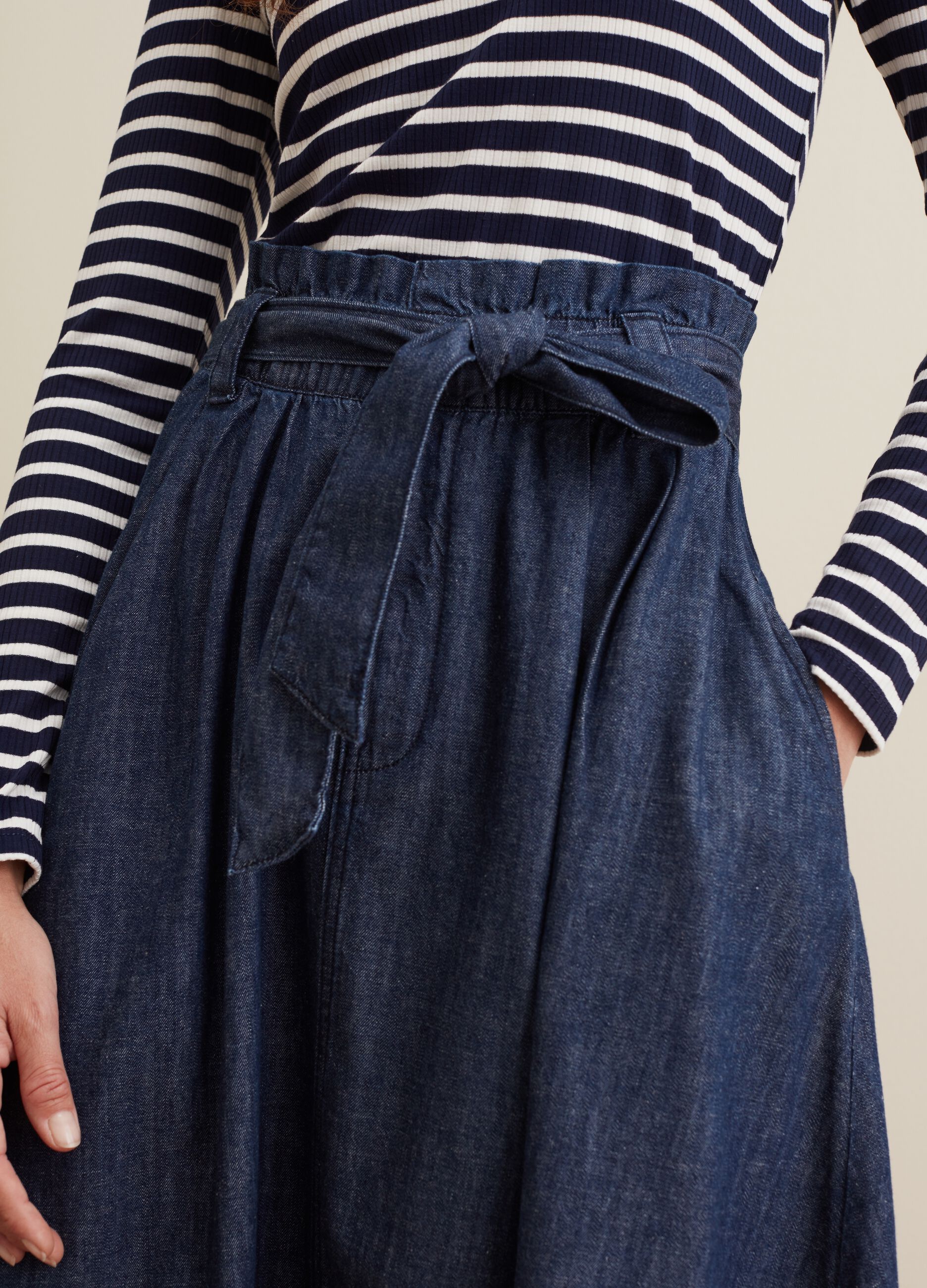 Full skirt in denim with belt