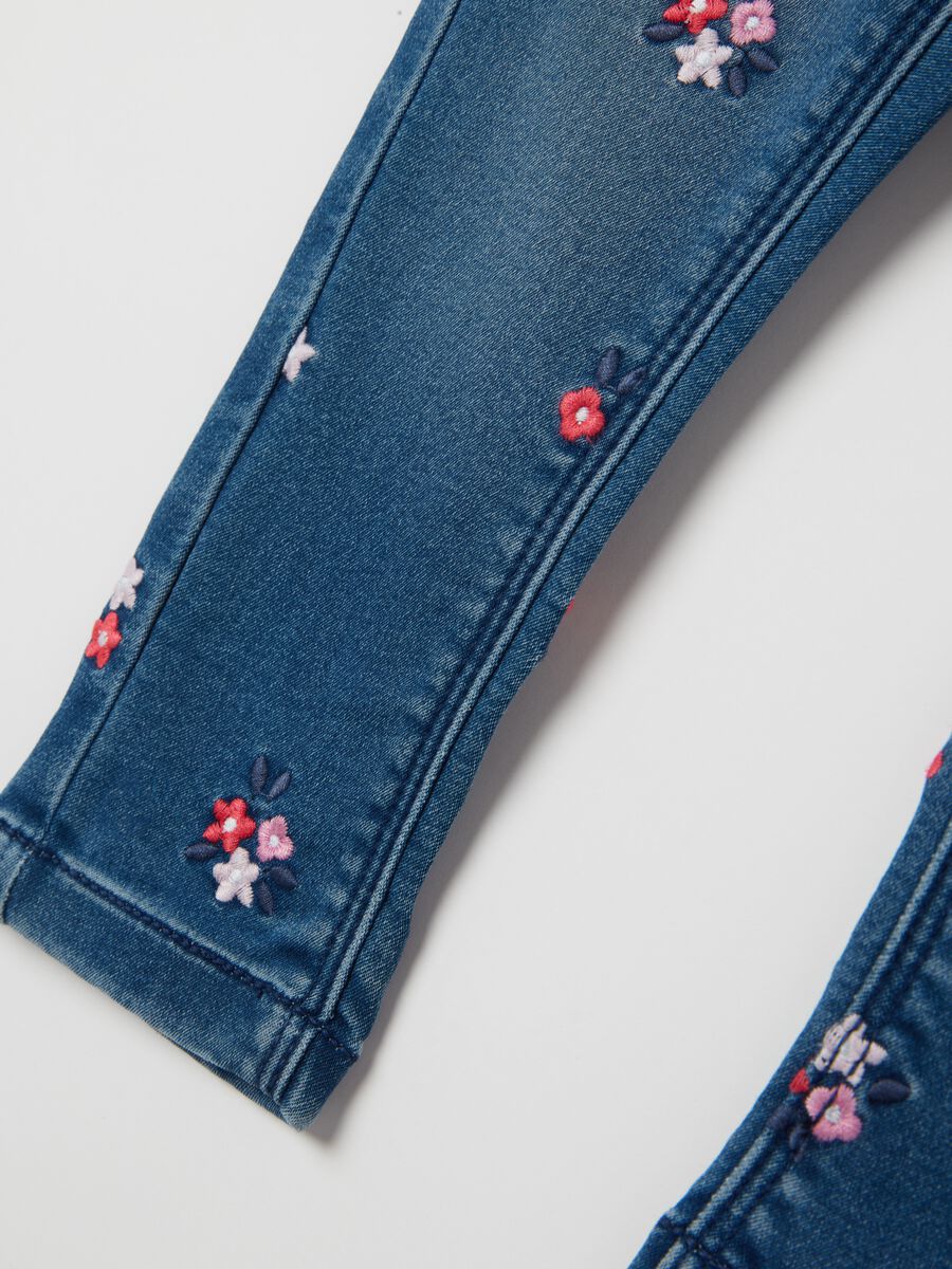 Denim leggings with small flowers embroidery_3