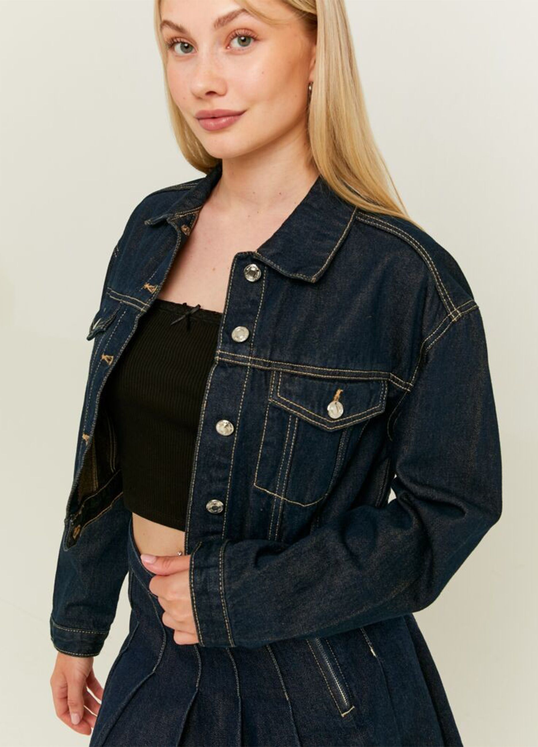 Short jacket in rinsed denim