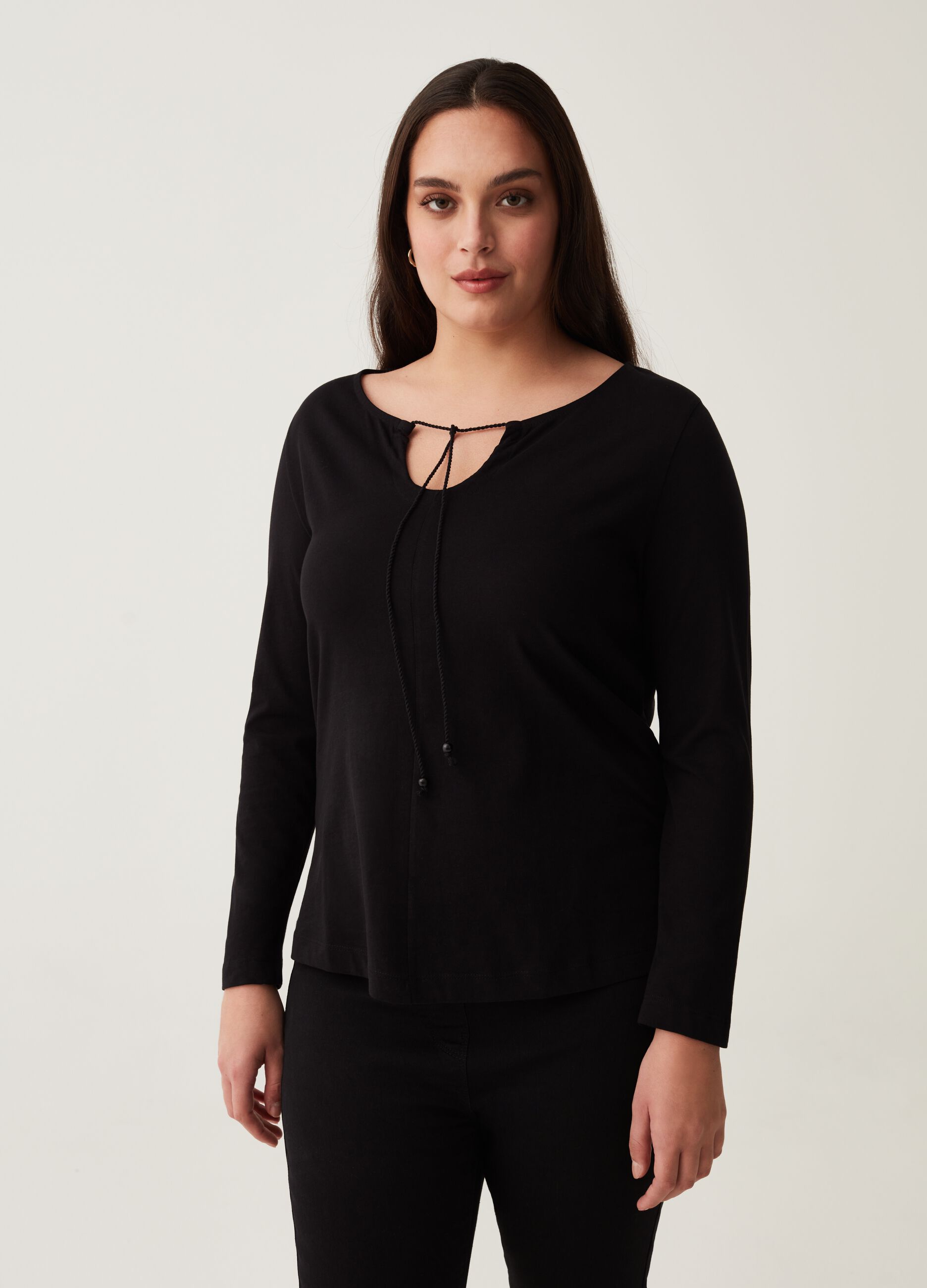 Curvy long-sleeved T-shirt with laces