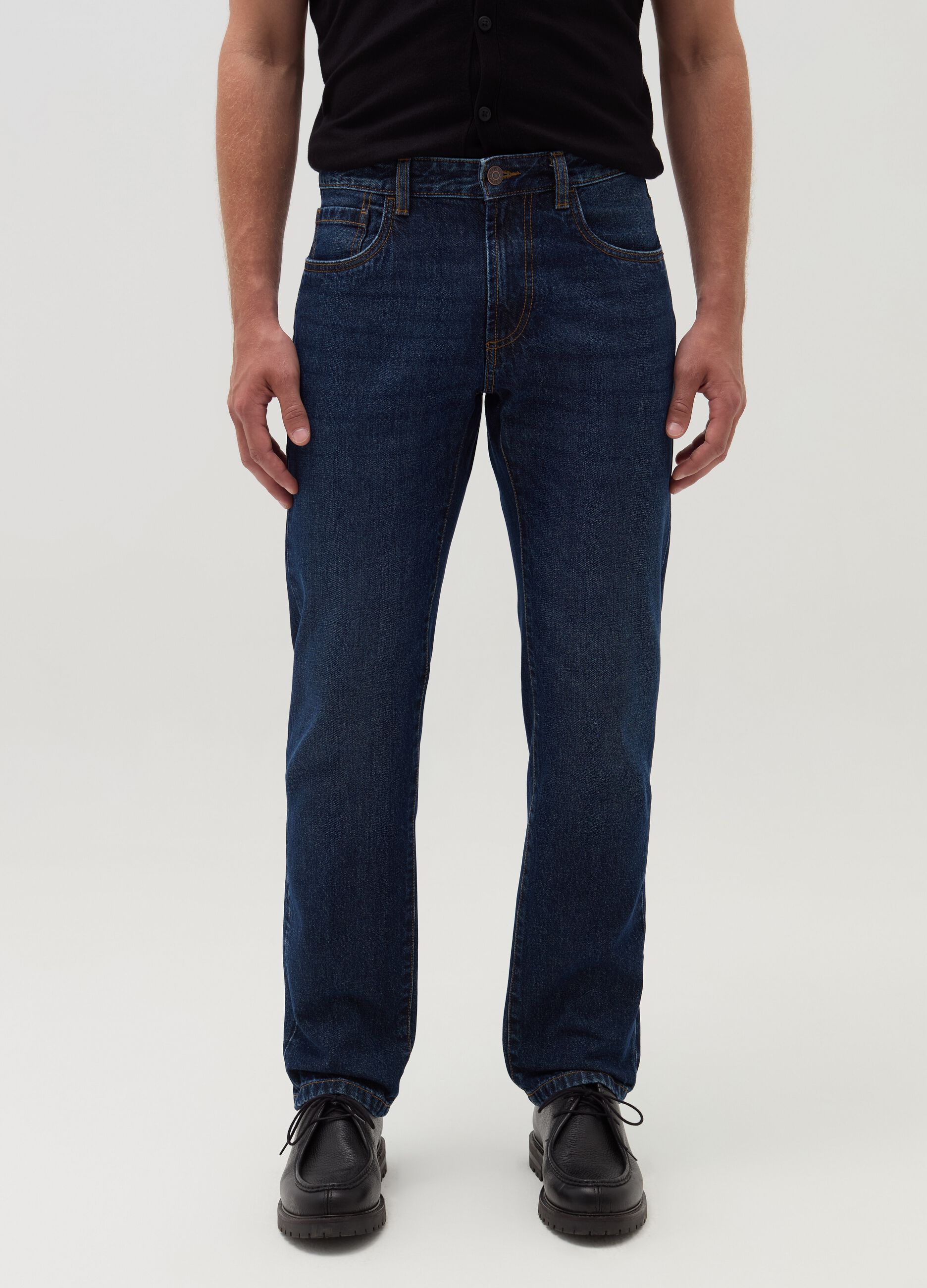 Regular fit jeans with discolouring