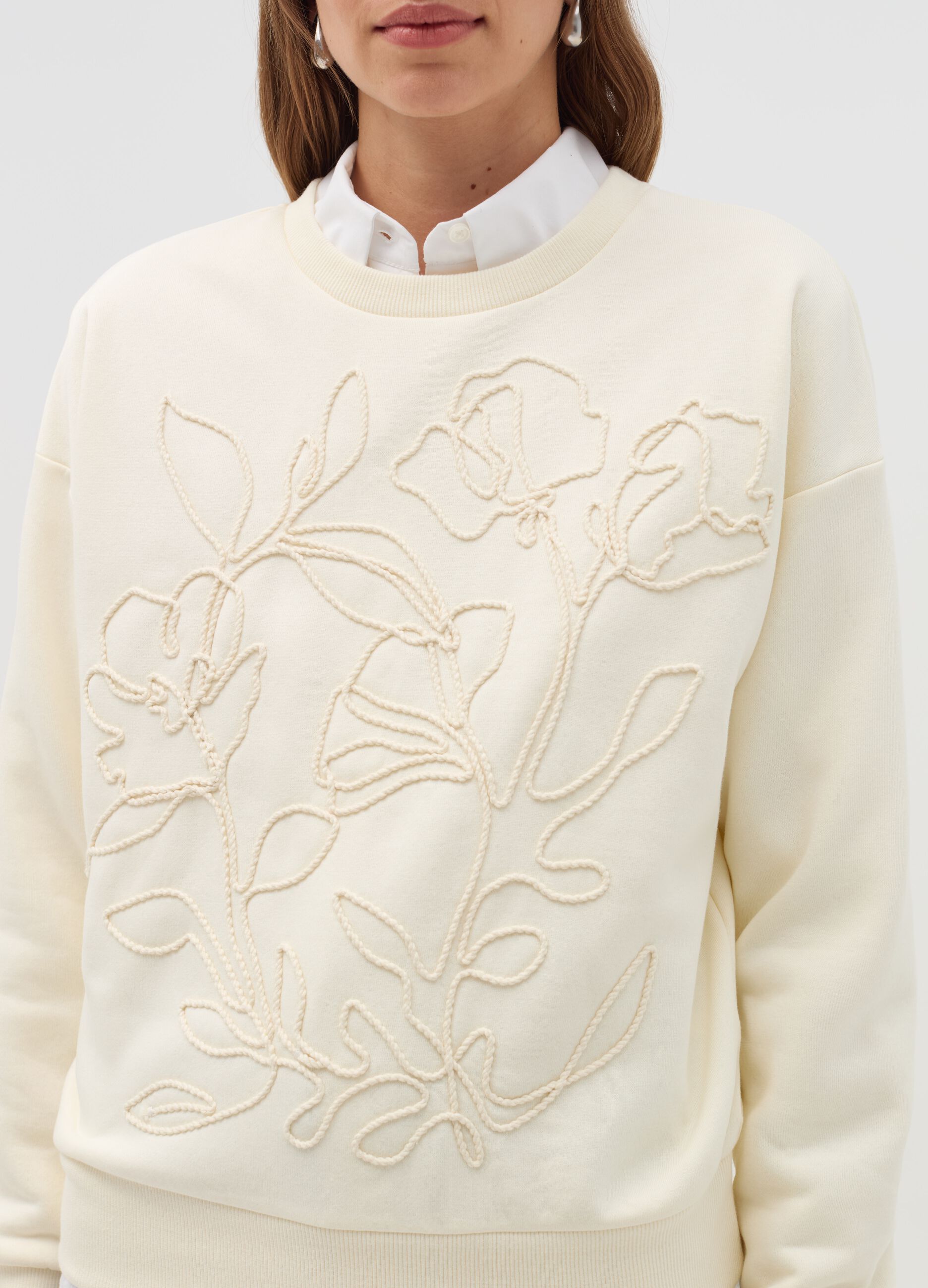 Sweatshirt with floral embroidery and round neck