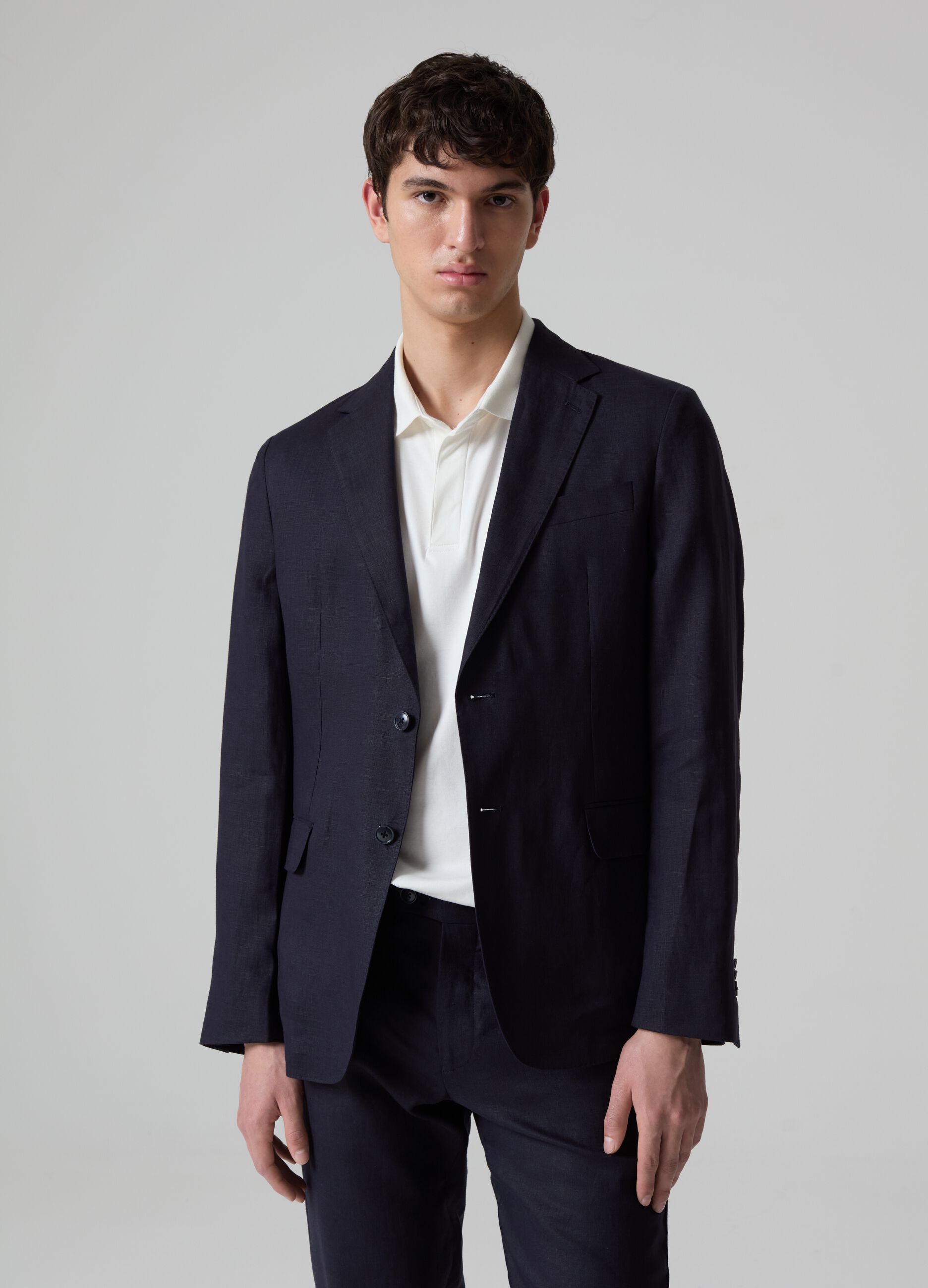 Contemporary single-breasted blazer in linen