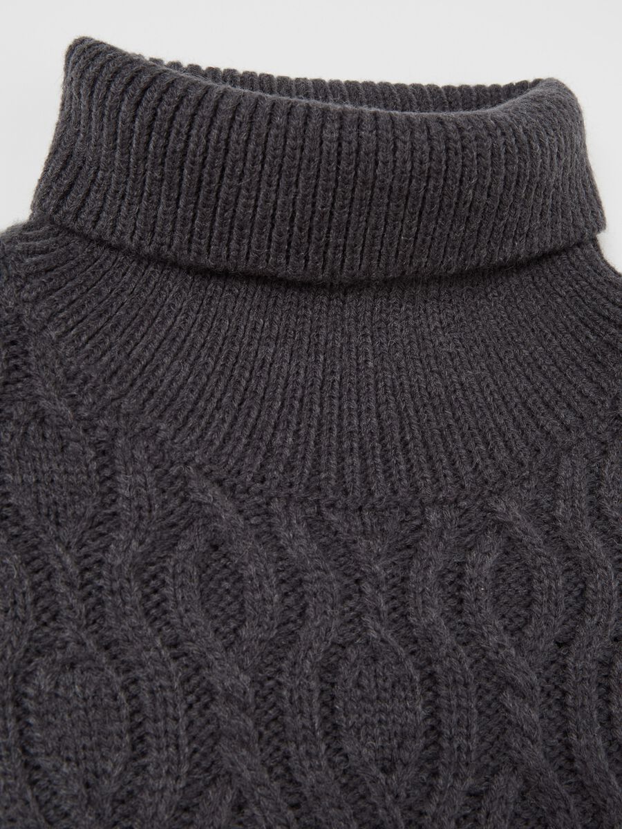 High-neck pullover with wavy design_5