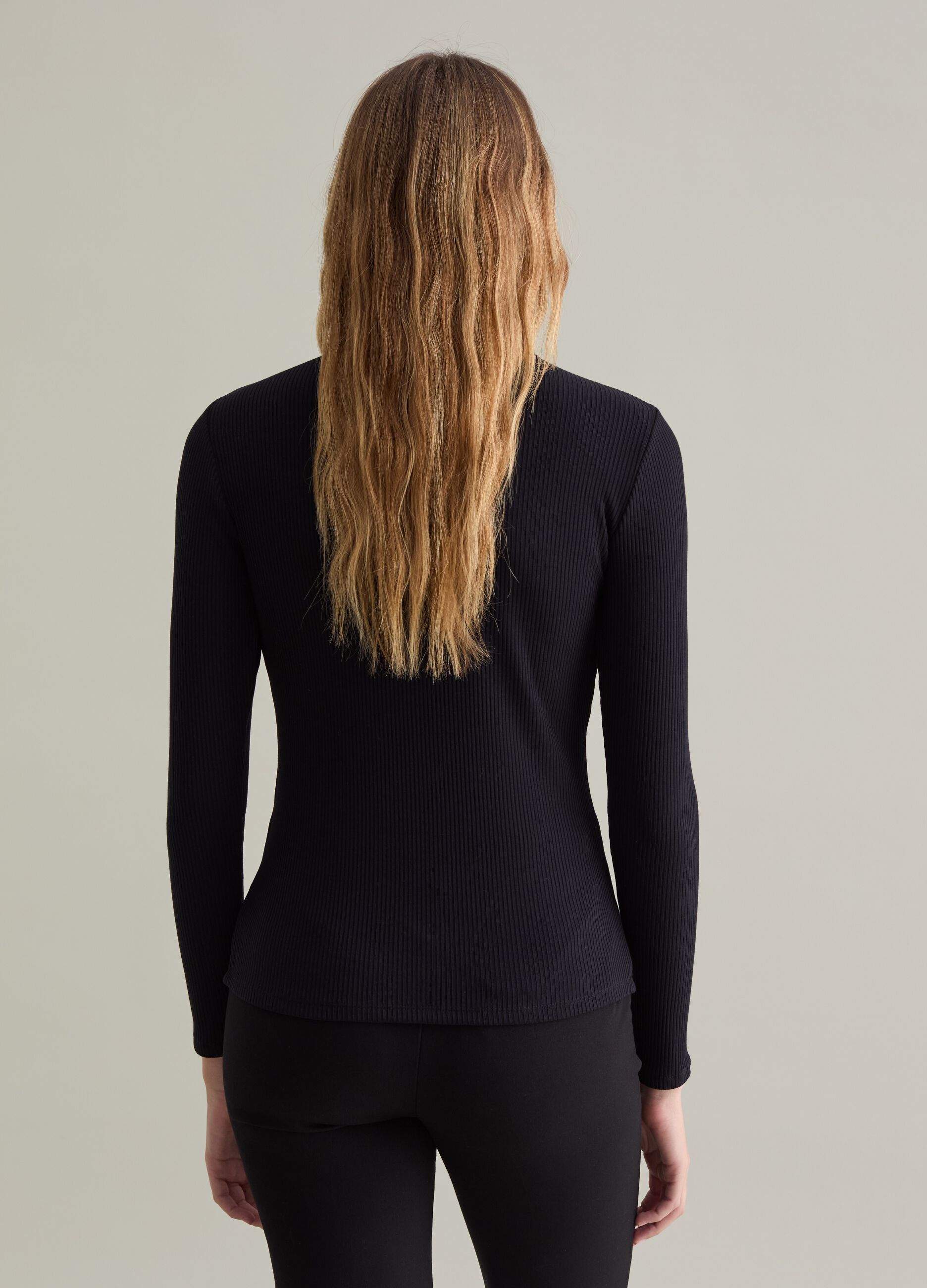 Contemporary flat-ribbed turtleneck pullover