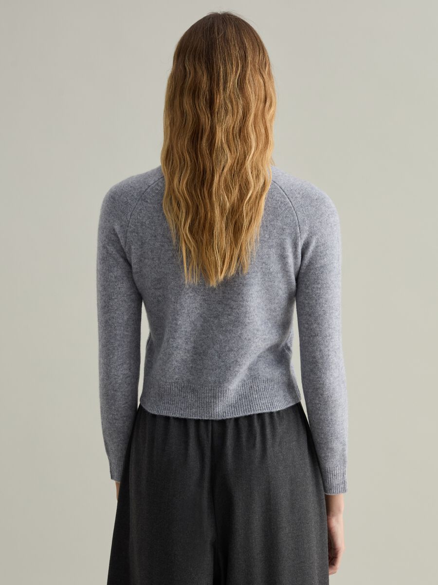 Contemporary wool pullover with raglan sleeves_3