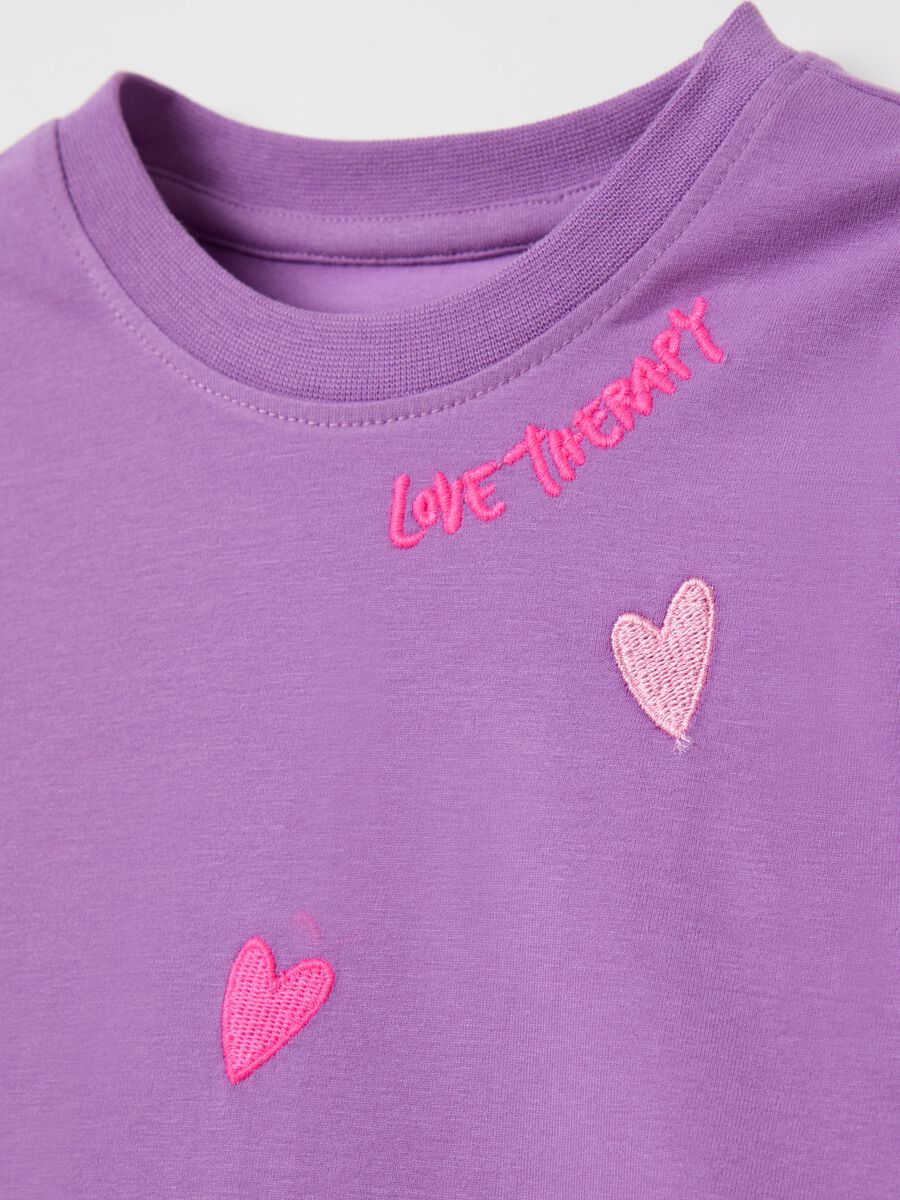 T-shirt con ricamo "Love Therapy" e cuori_2