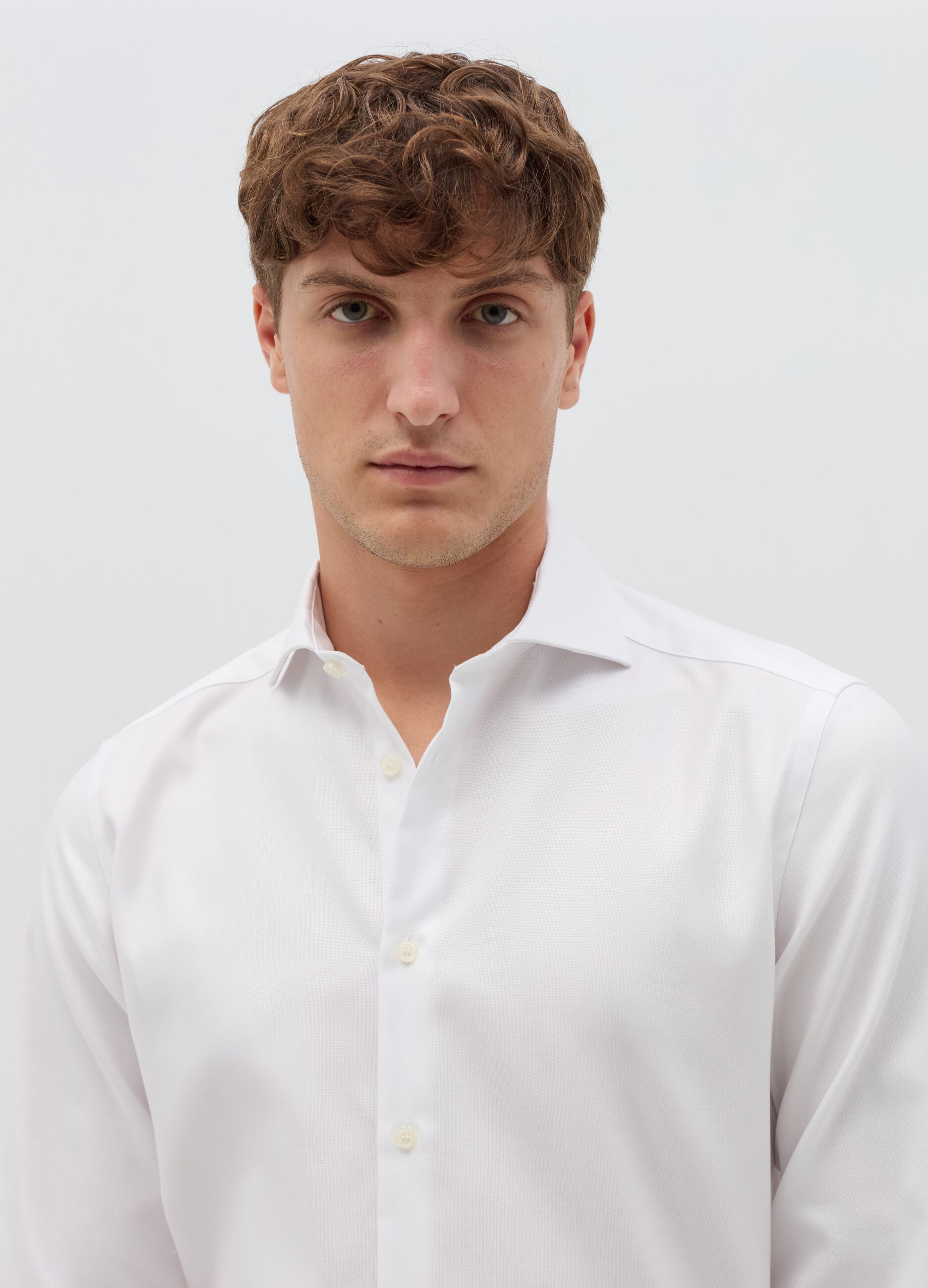 Slim-fit shirt with cut-away collar