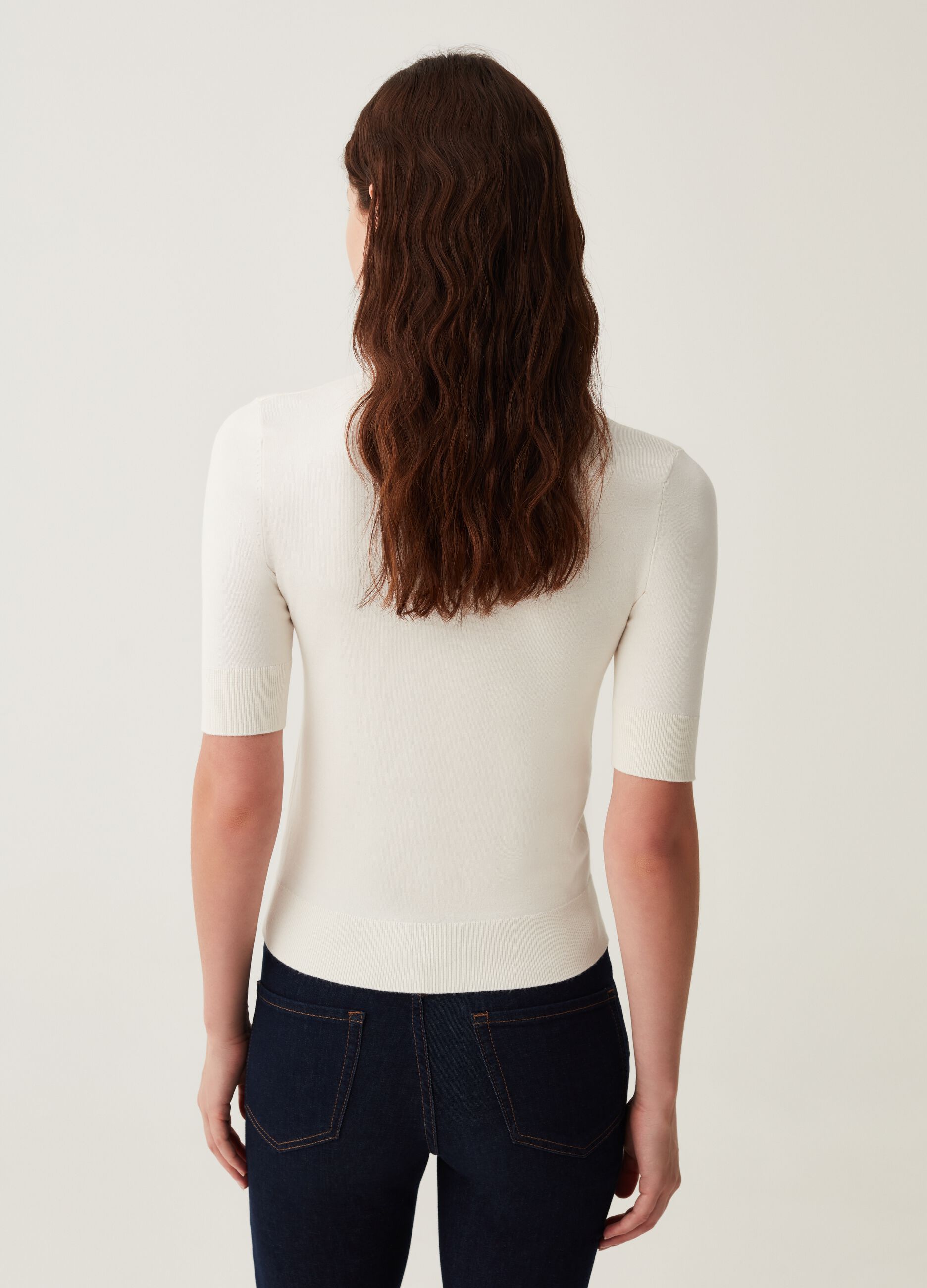 Short-sleeved top with round neck