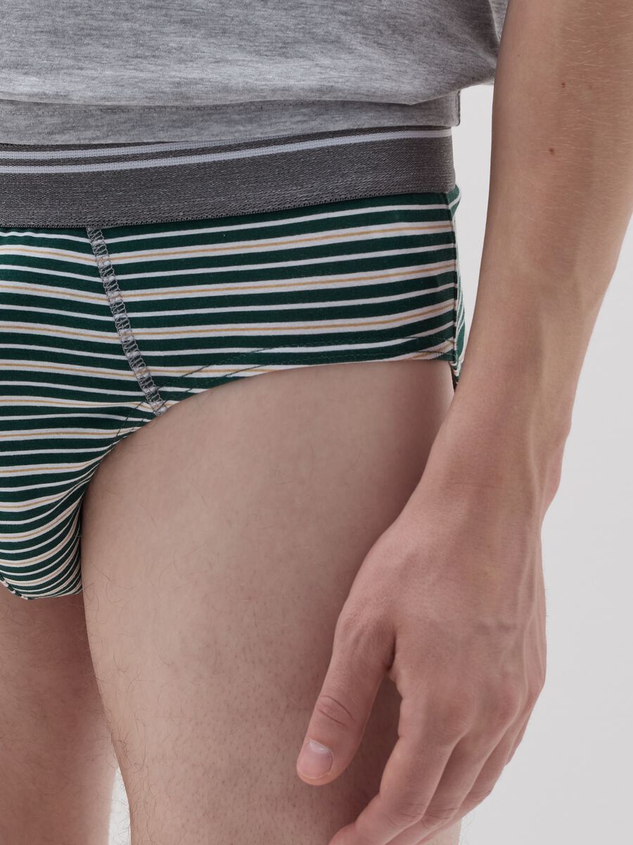 Three-pack briefs with striped edging_3