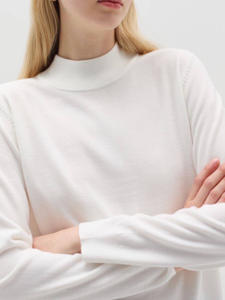 Long-sleeved top with mock neck_3