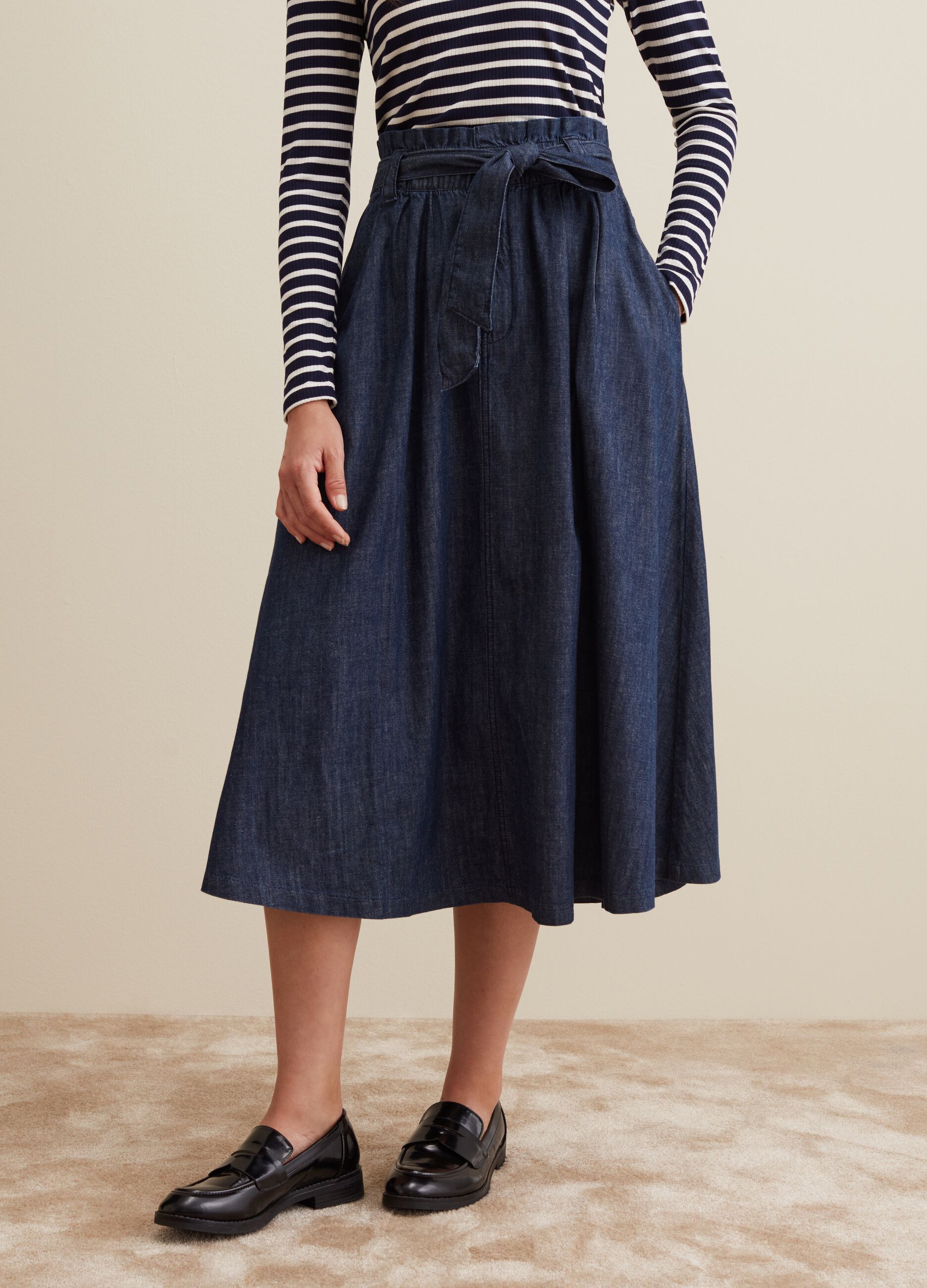 Full skirt in denim with belt