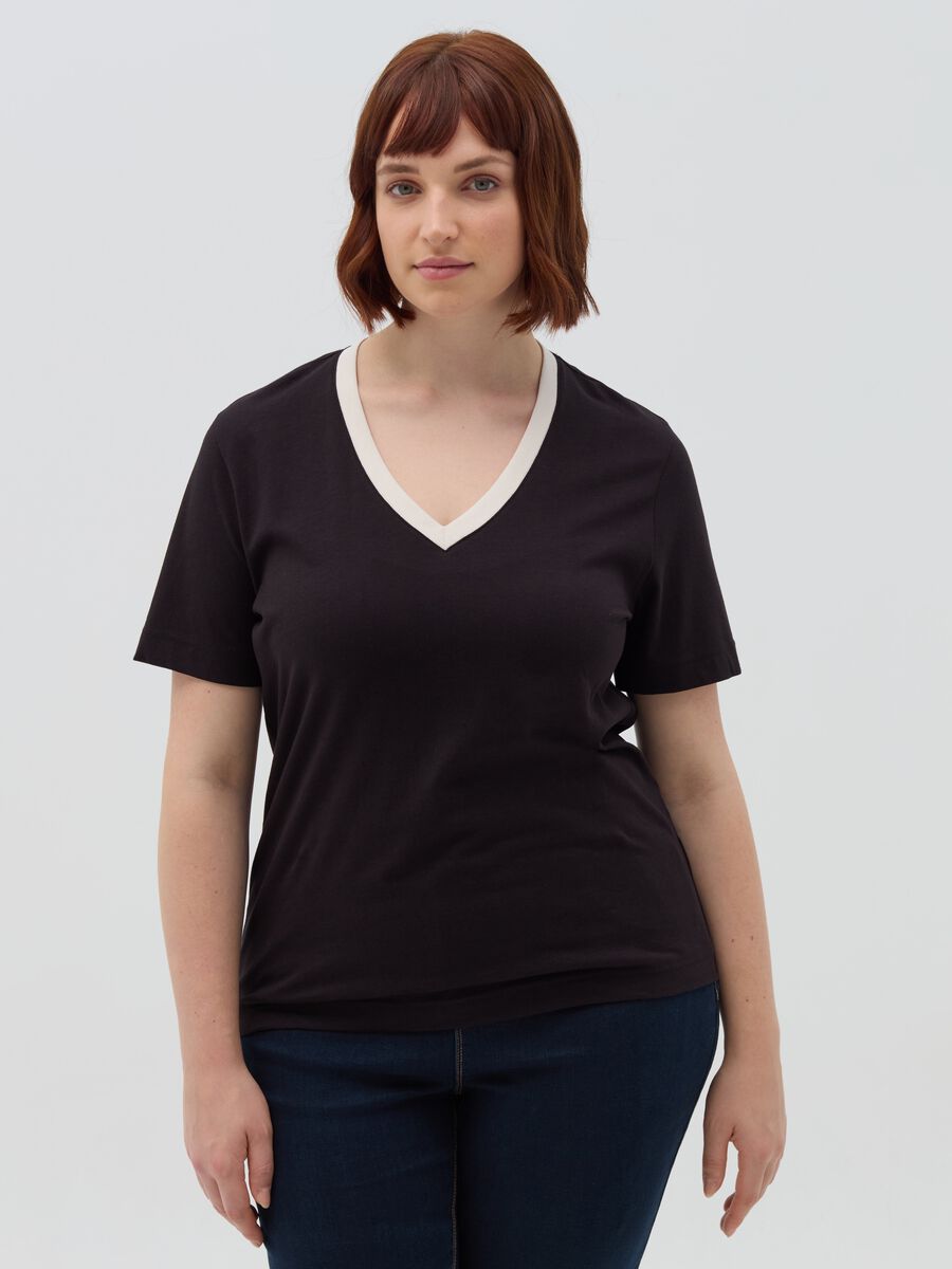 Curvy T-shirt with contrasting V neck_0