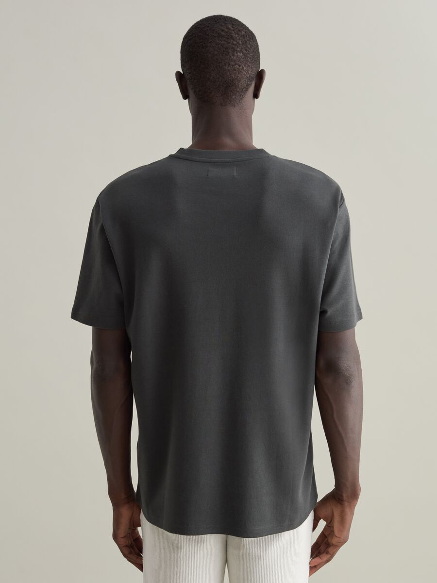 Contemporary T-shirt in cotton with round neck_3