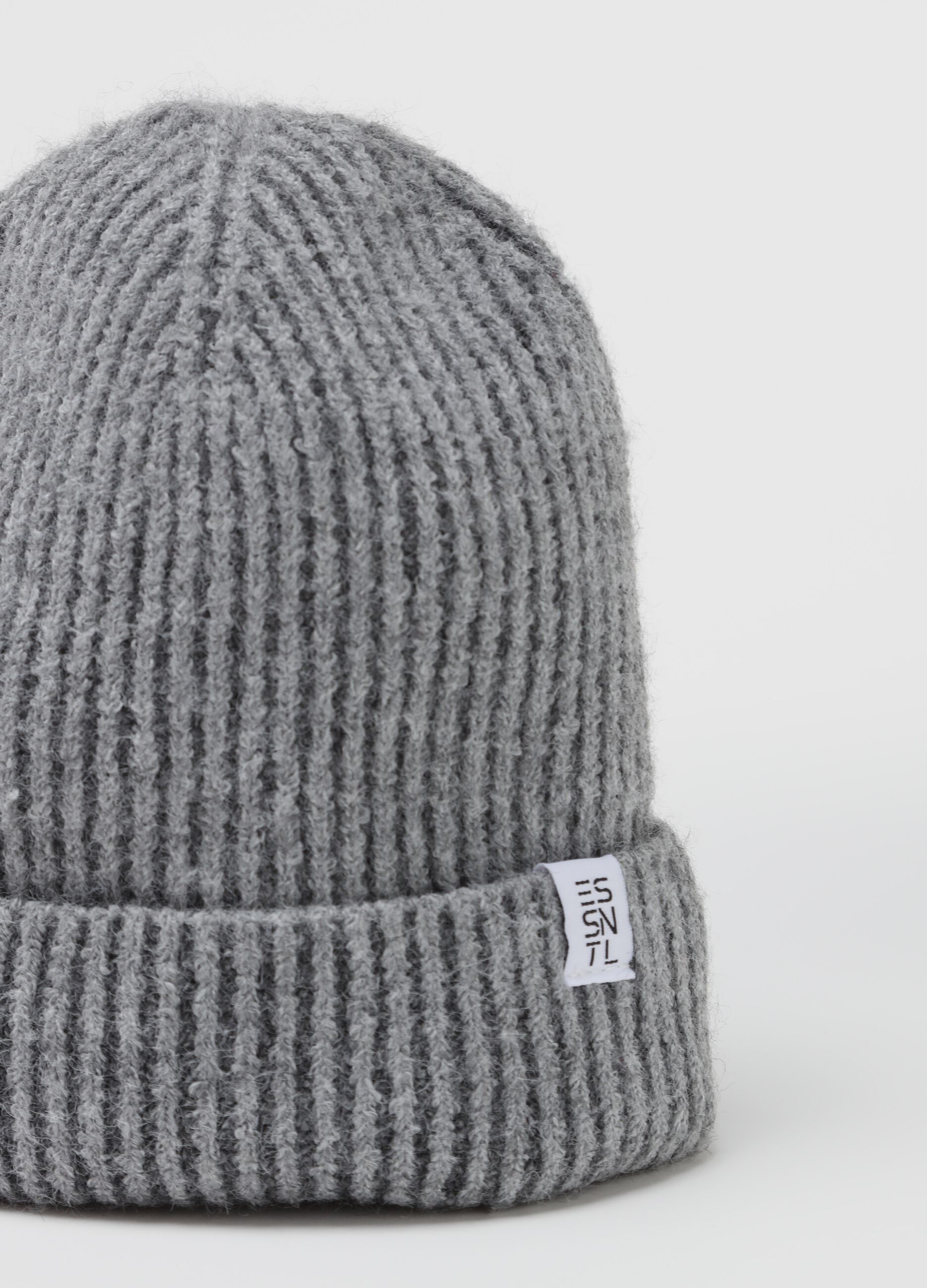 Essential hat in two-tone ribbing