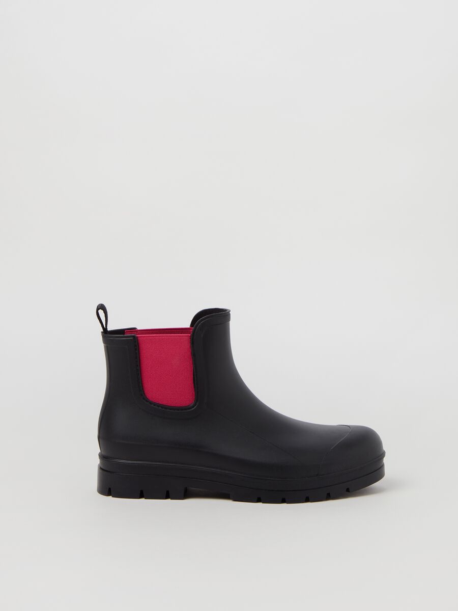 Waterproof boots with contrasting colour bands_0