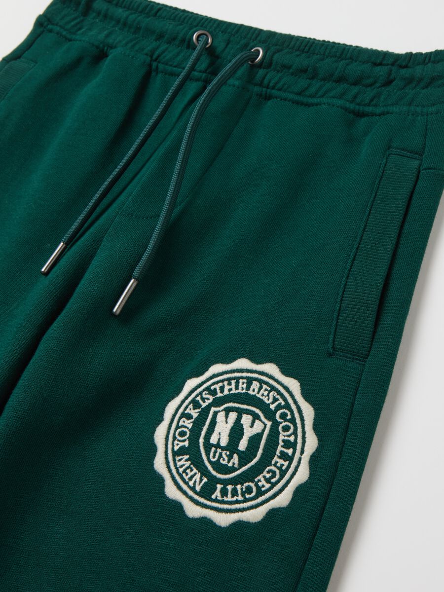 Fleece joggers with drawstring and college embroidery_2