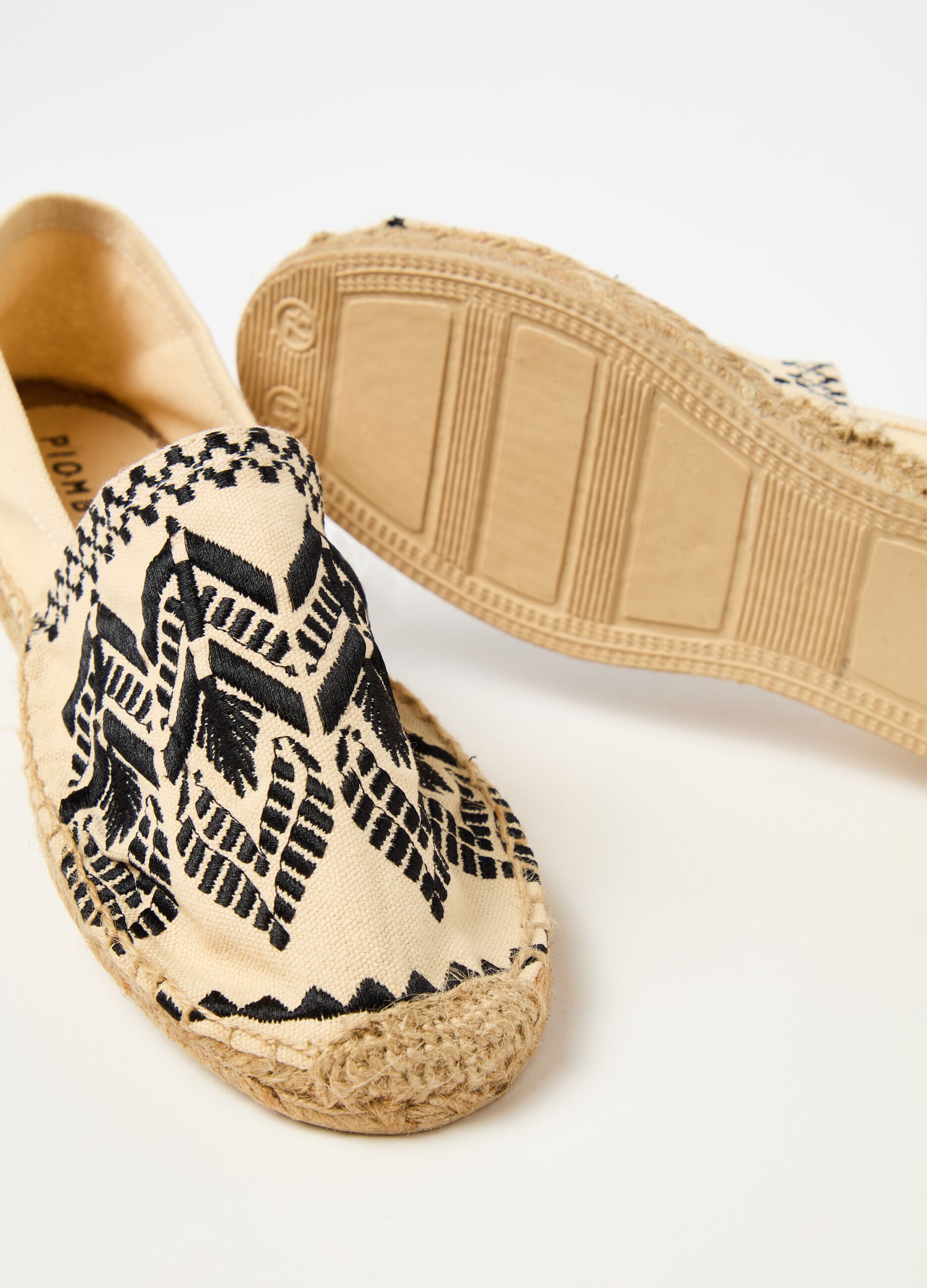 Espadrilles with ethnic embroidery