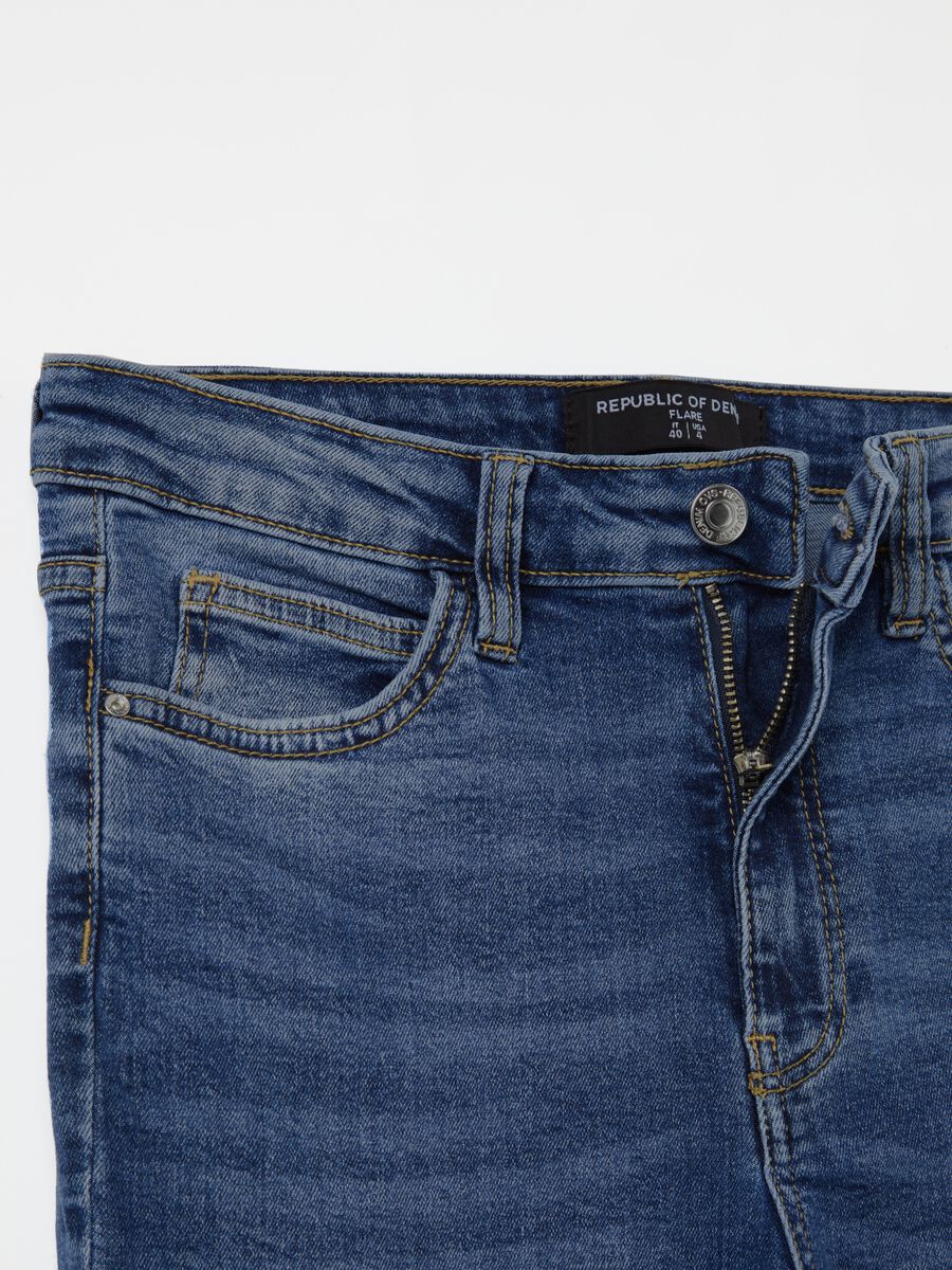 Flare-fit jeans with five pockets_5