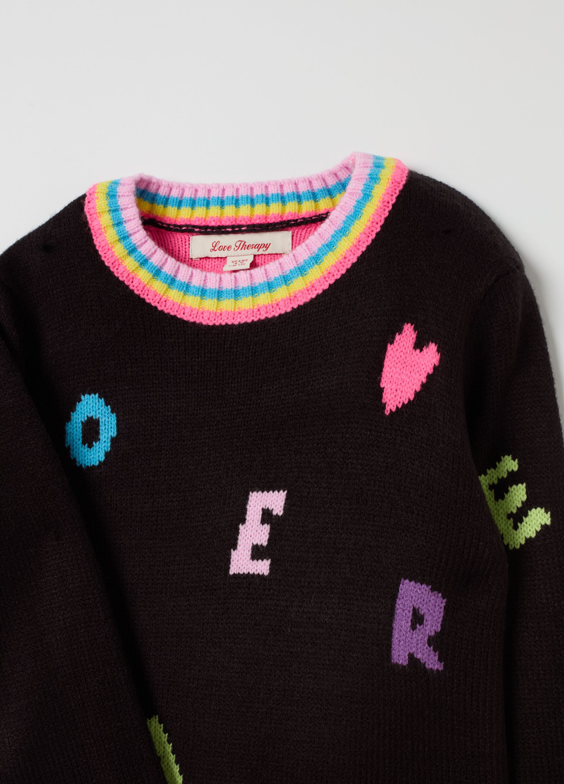 Pullover con lettering multicolore all-over