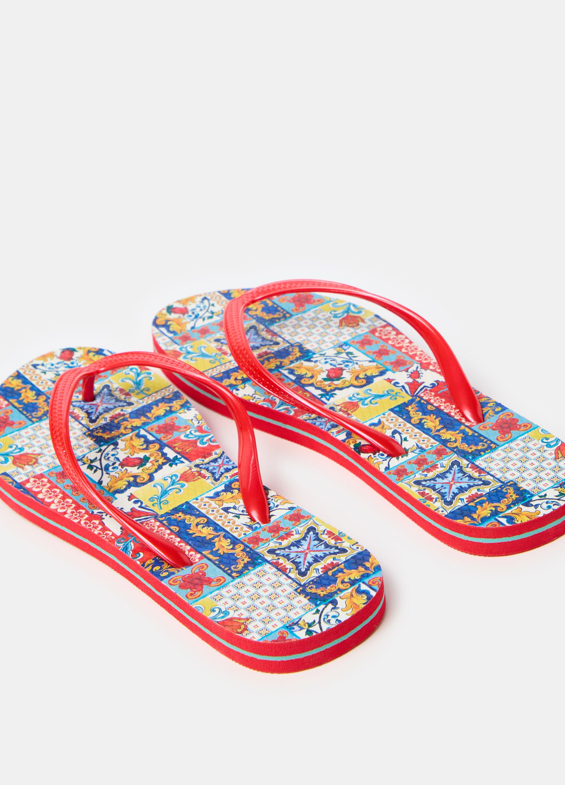 Thong sandals with print