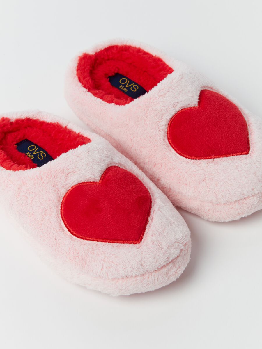 Faux fur slippers with heart embroidery_2