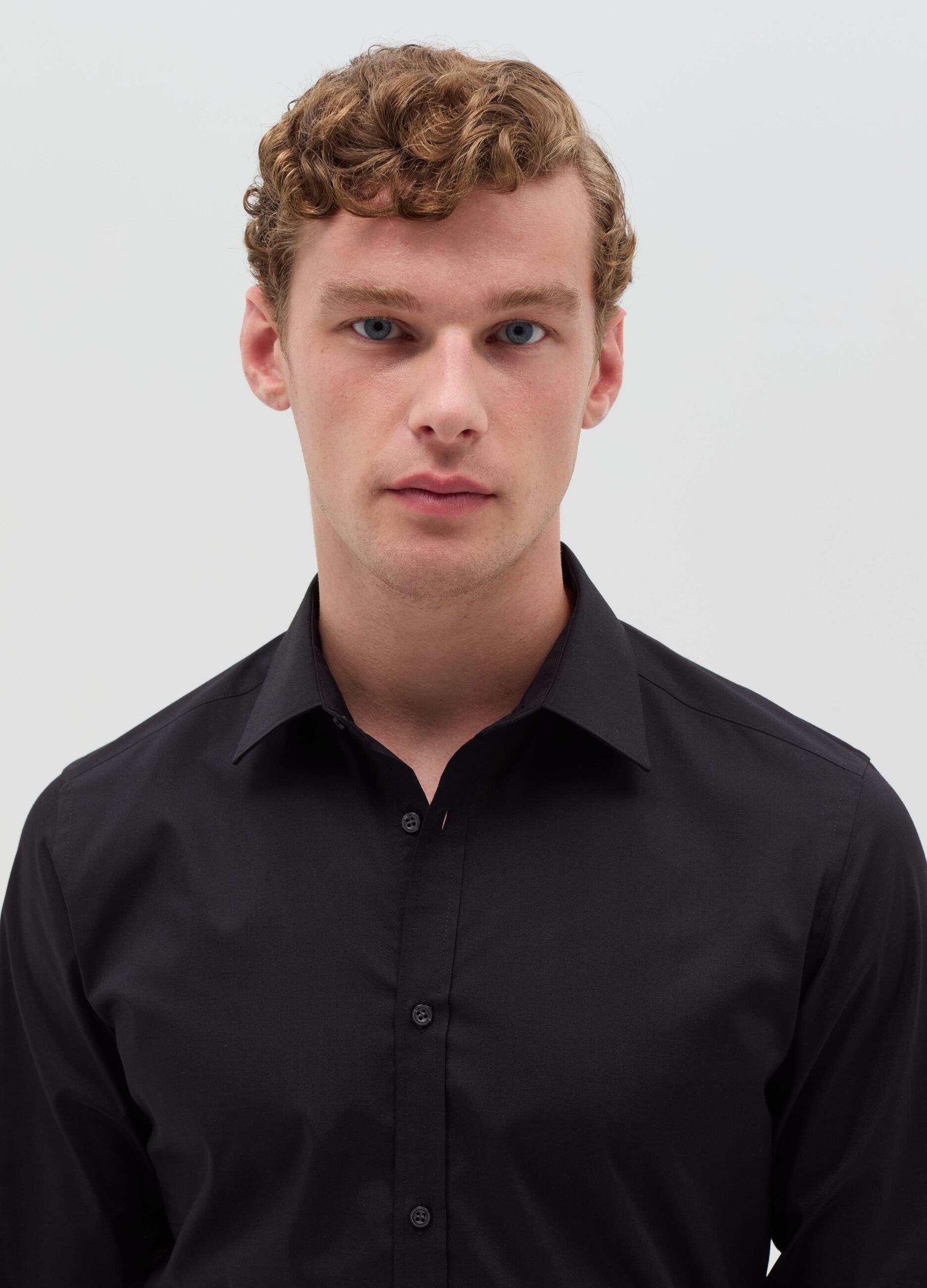 Slim-fit shirt with cut-away collar