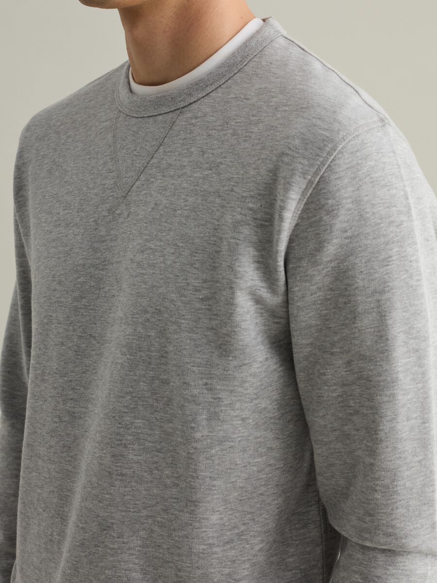 Sweatshirt with round neck and V detail_3