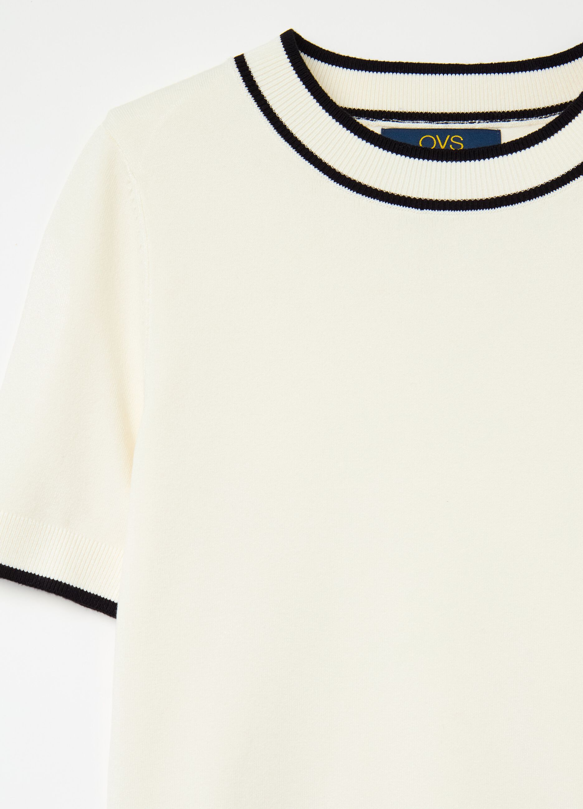 Short-sleeved top with contrasting edges