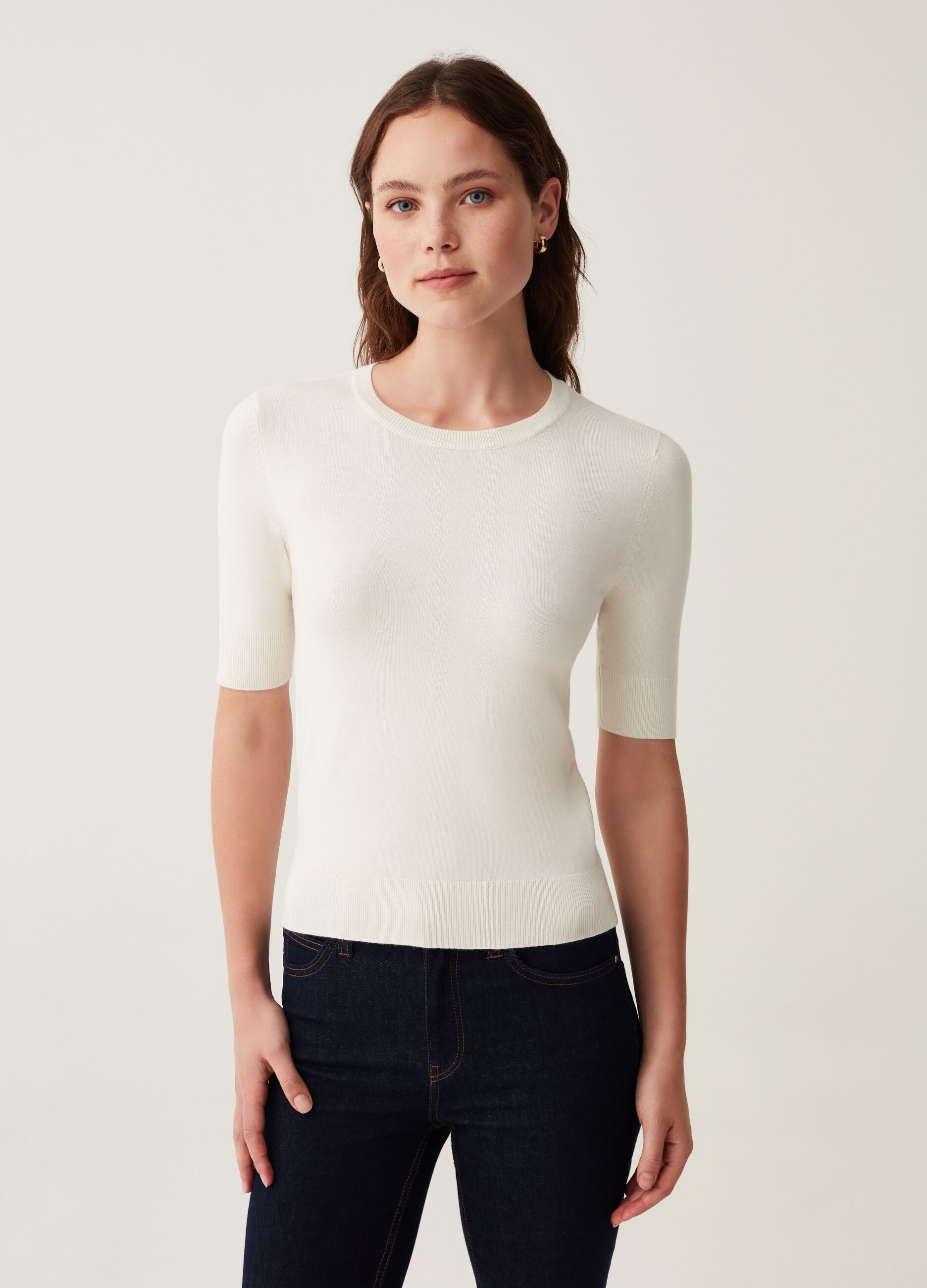 Short-sleeved top with round neck