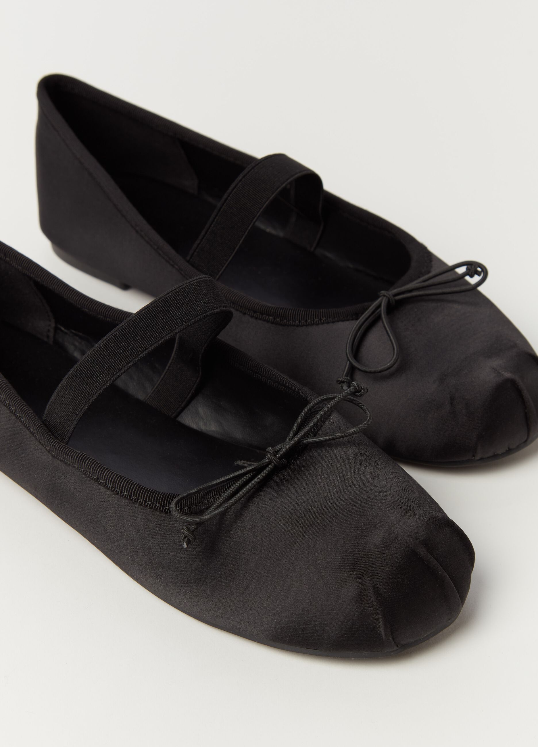 Ballerina flats with elasticated strap