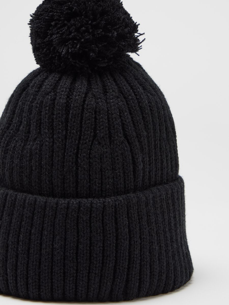 Knitted hat with pompom_2