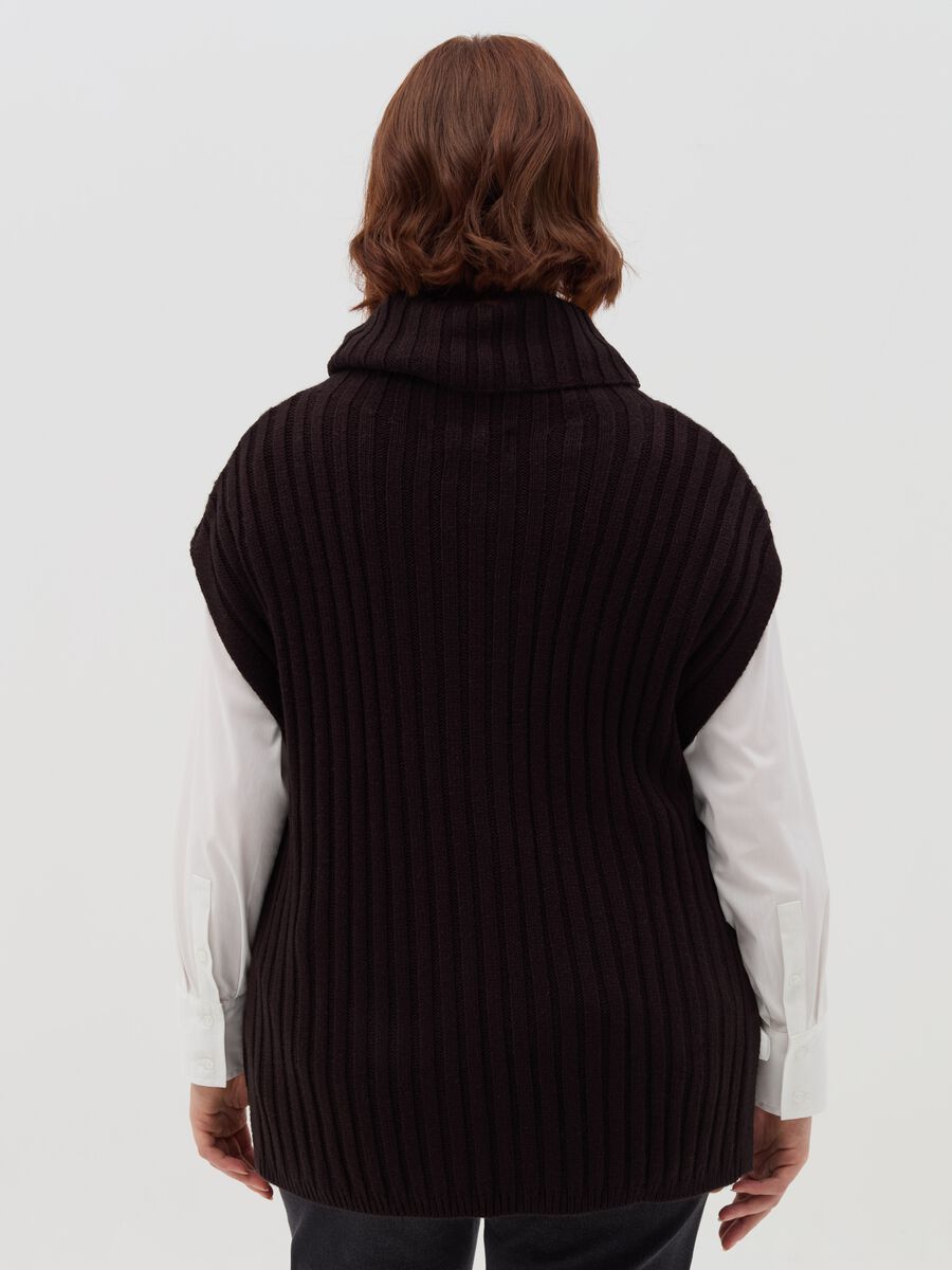 Curvy ribbed closed gilet with high neck_3