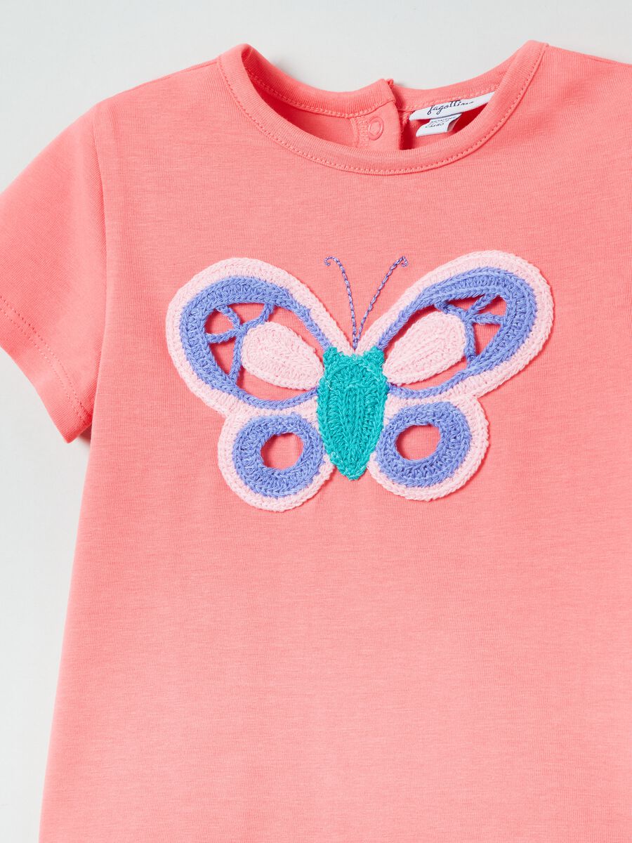 T-shirt con farfalla crochet_2