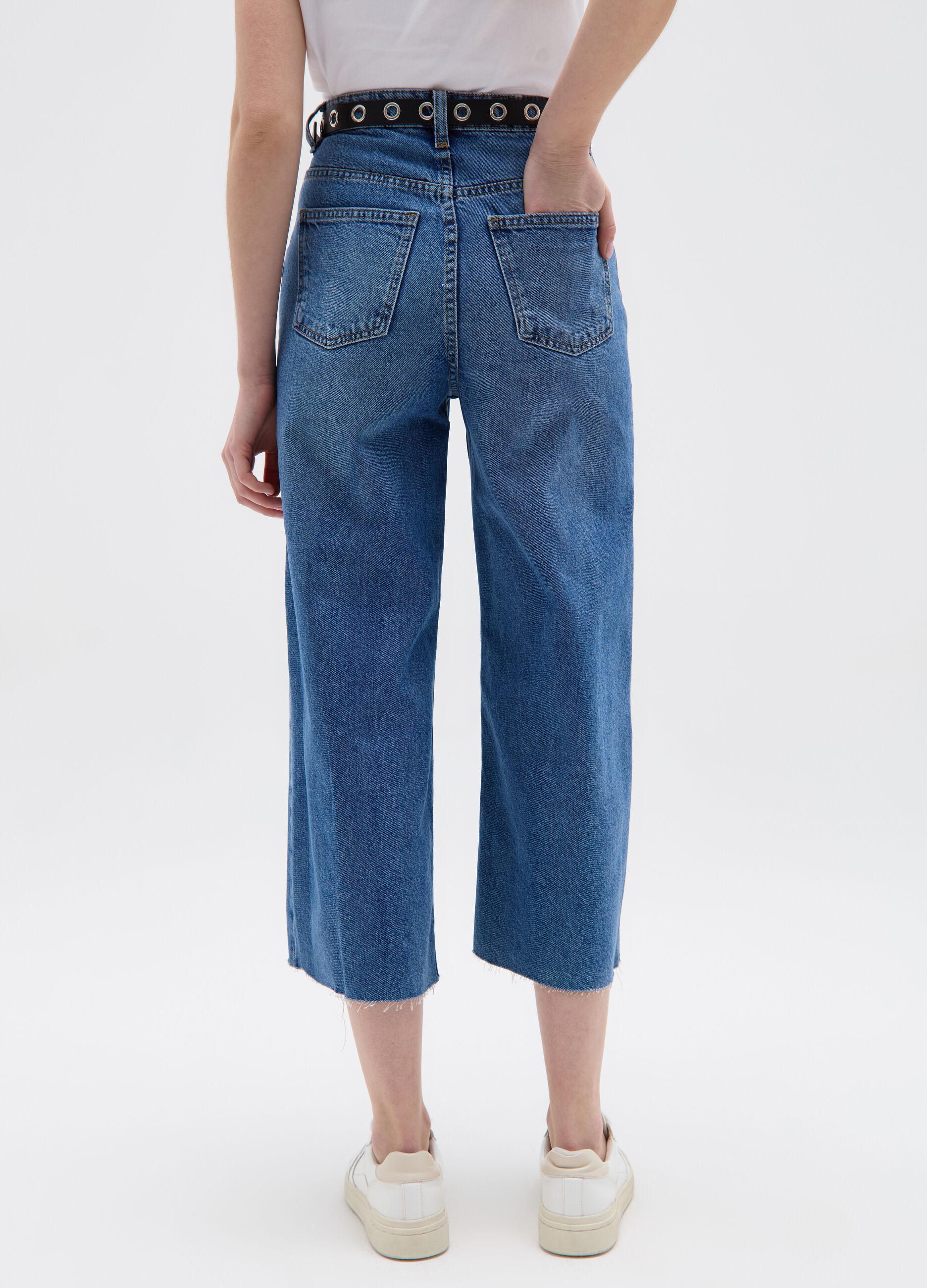 Wide-leg jeans with raw edging