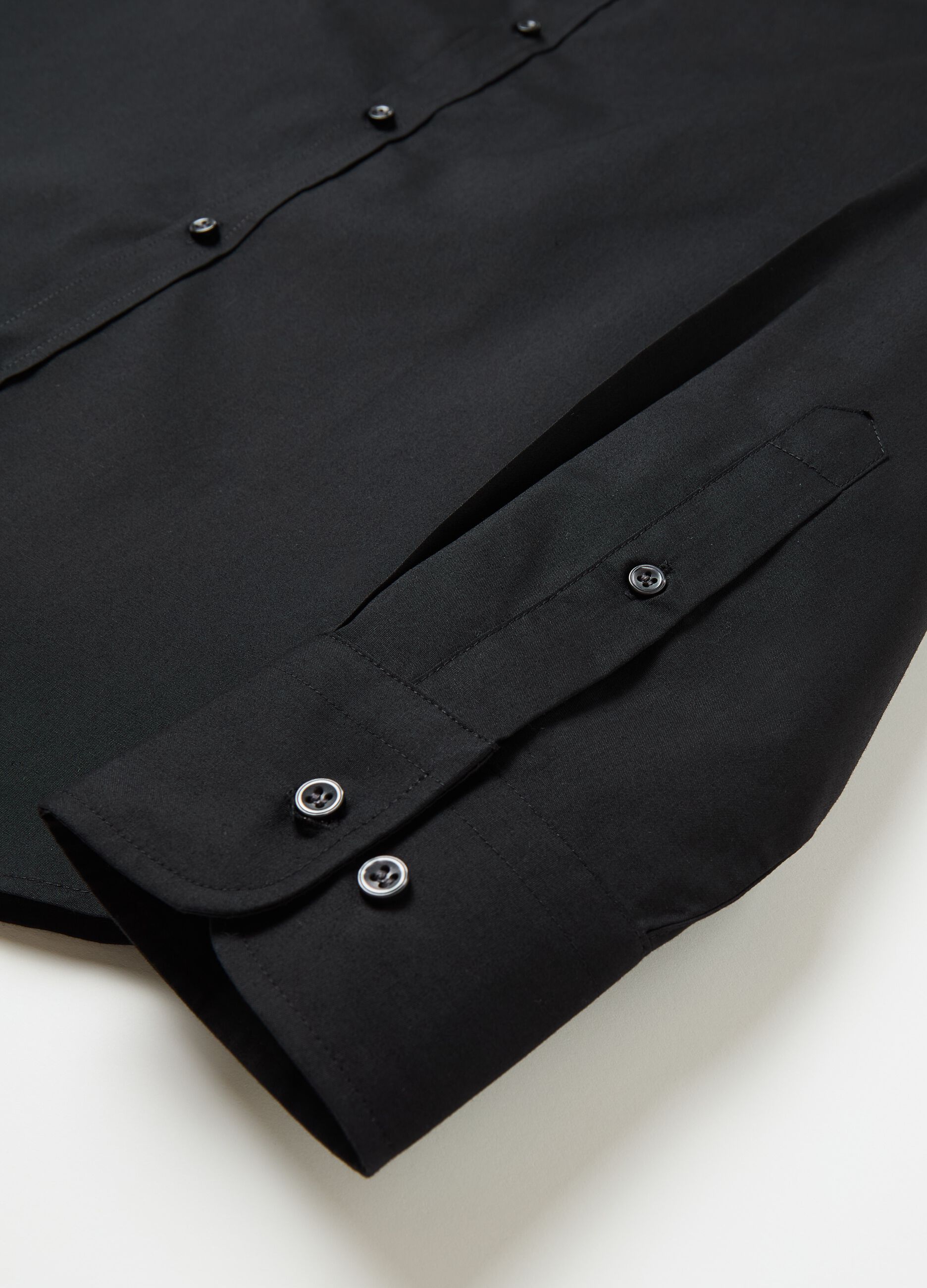 Slim-fit shirt with cut-away collar