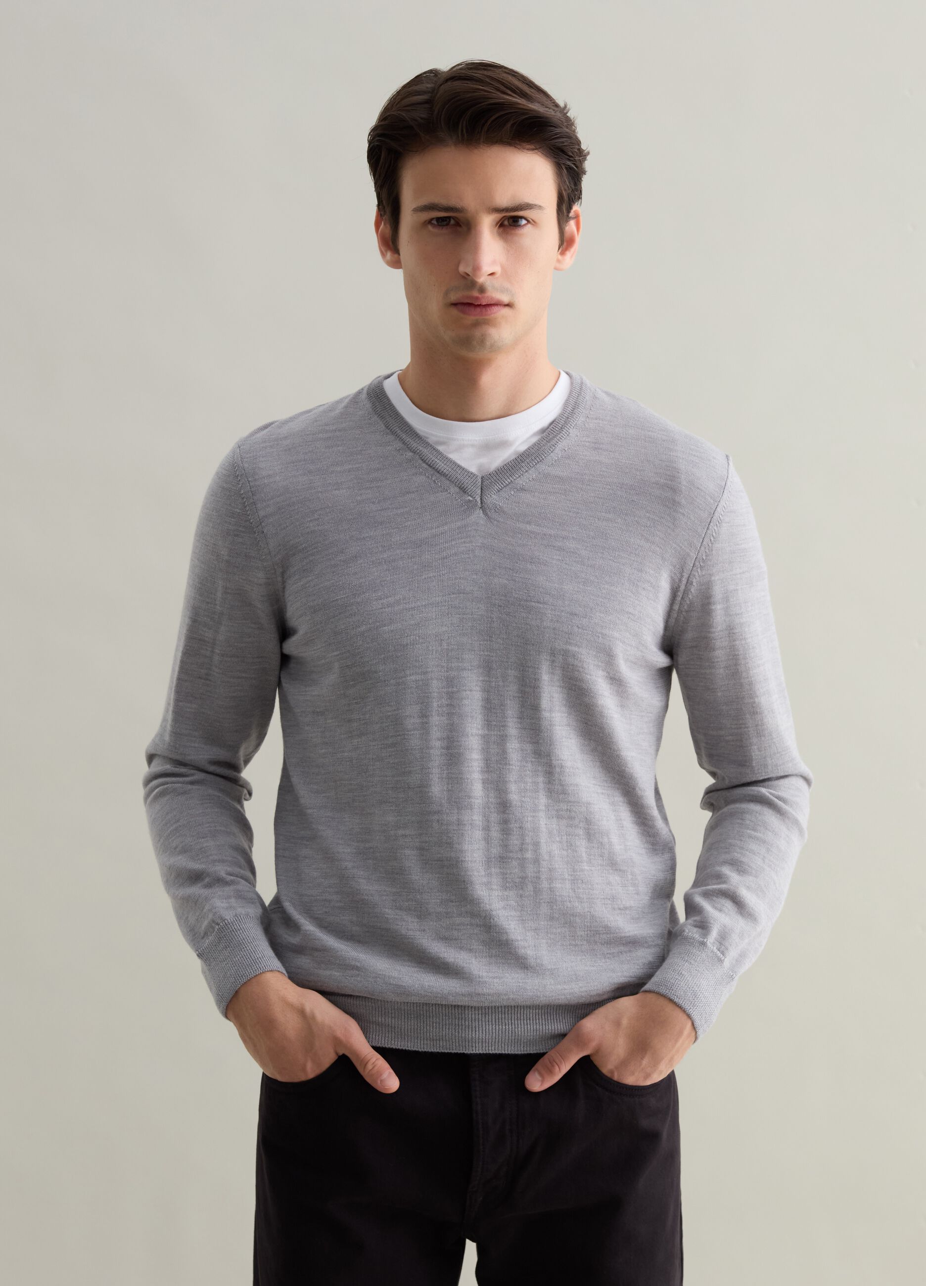 Merino wool pullover with V neck