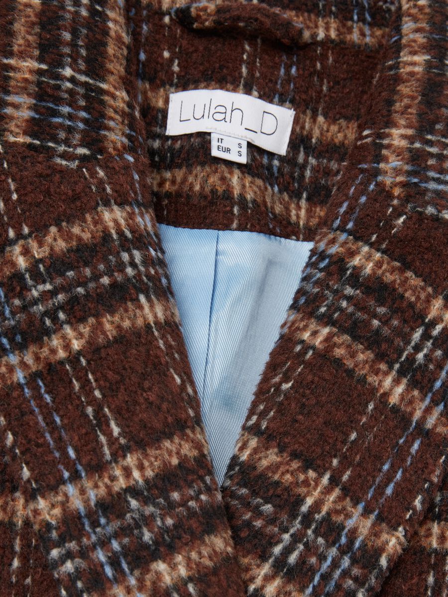 Long double-breasted coat with check pattern_5