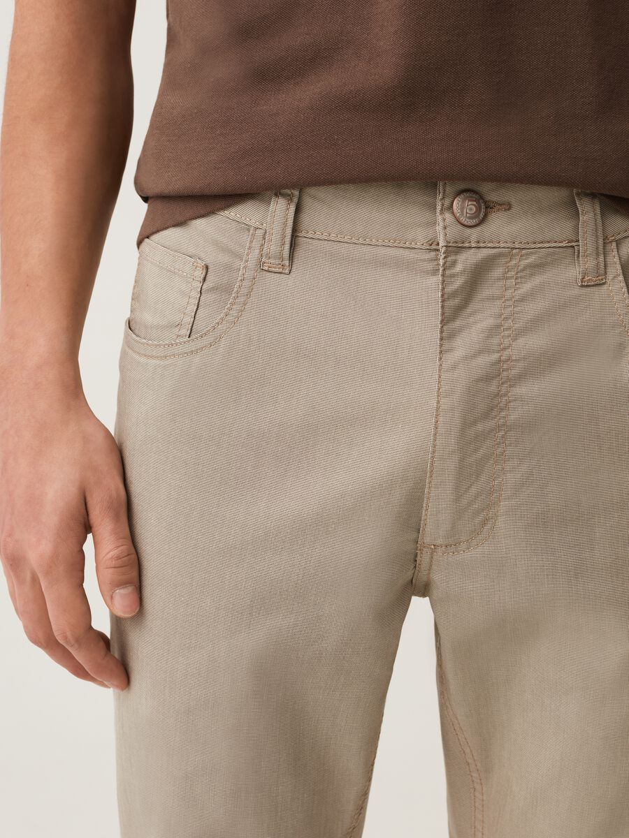 Pantaloni cinque tasche con micro trama_3