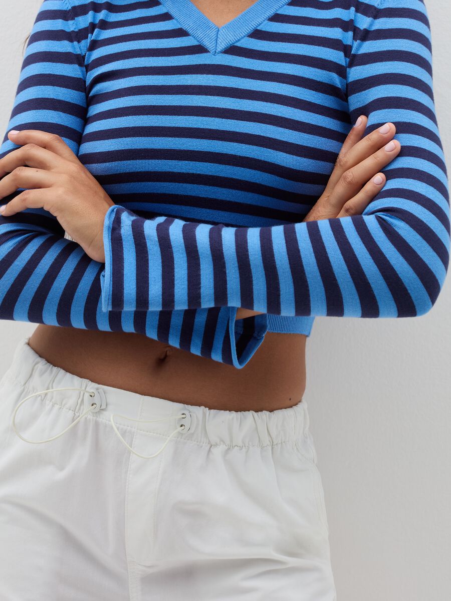 Crop pullover with V neck and stripes_3