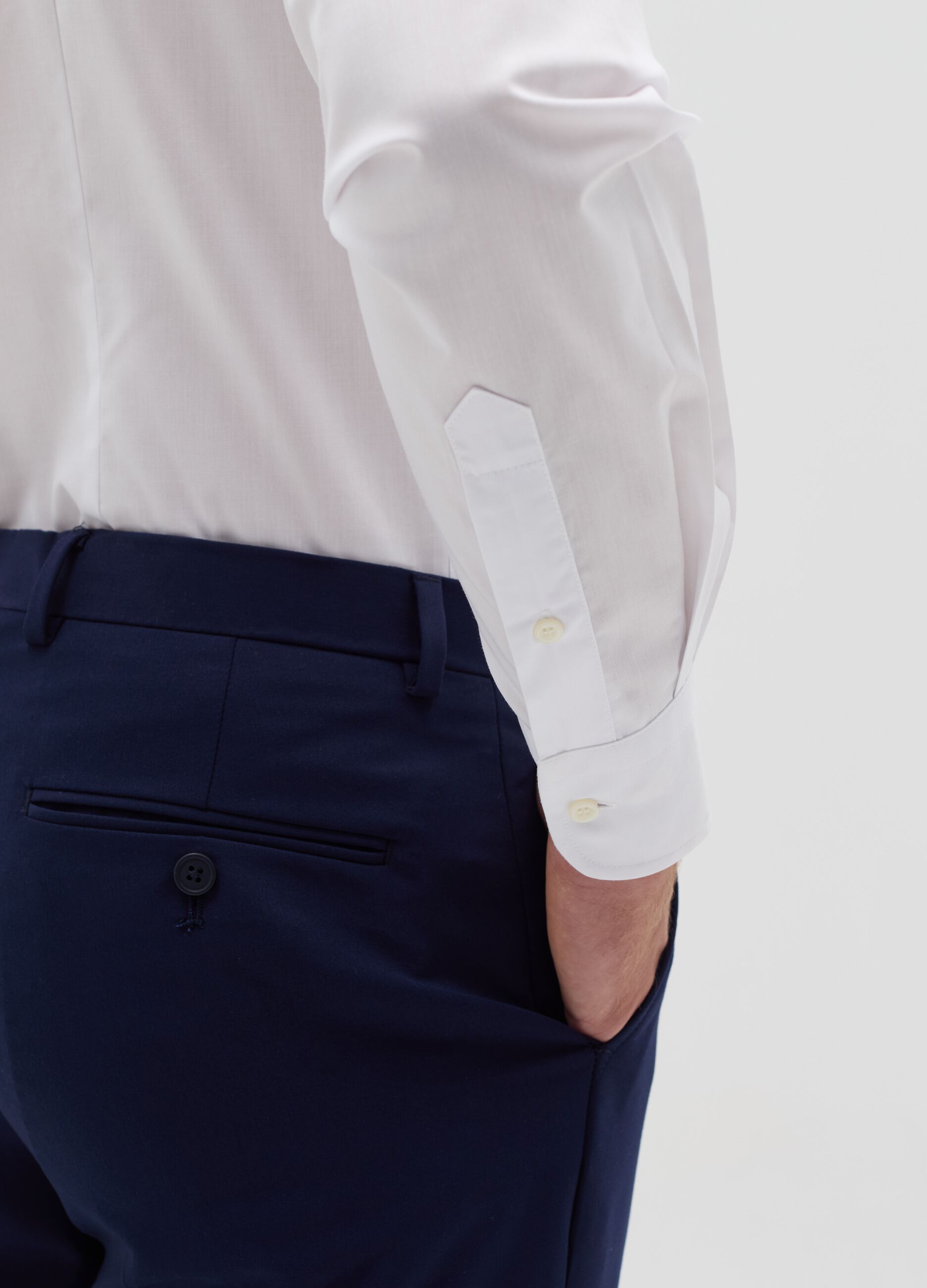 Slim-fit shirt with cut-away collar