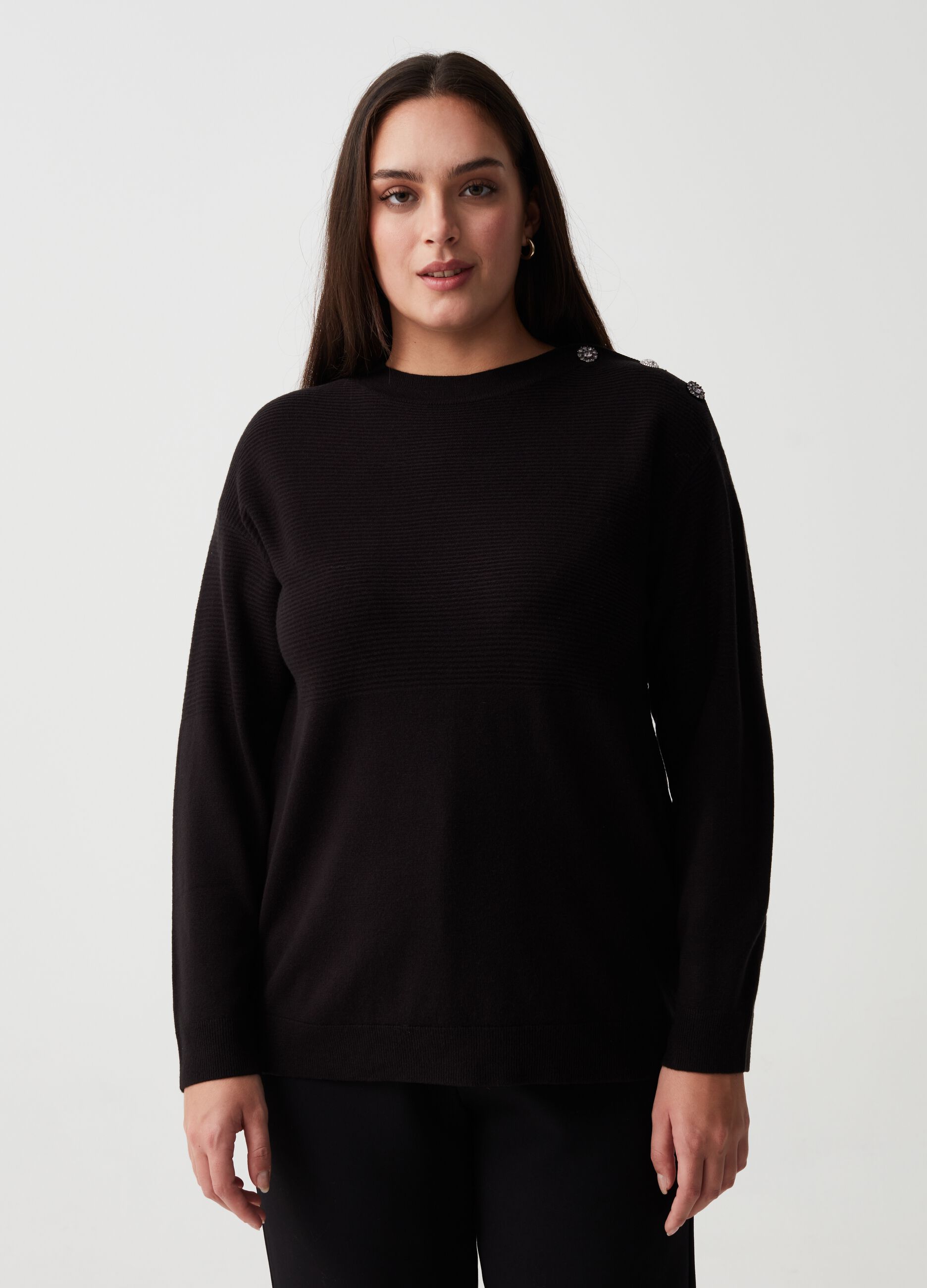 Curvy pullover with jewel button