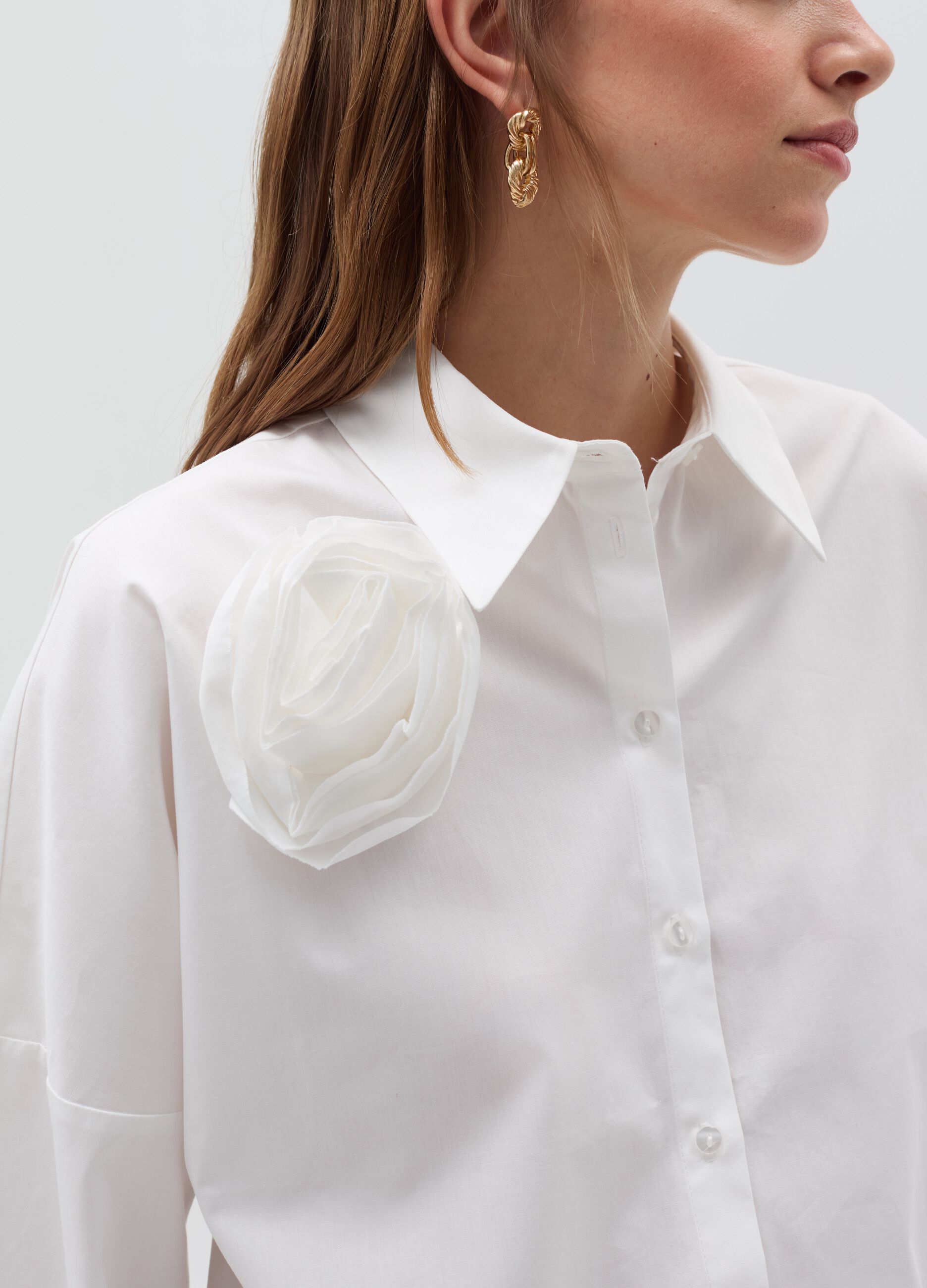 Crop shirt with flower application