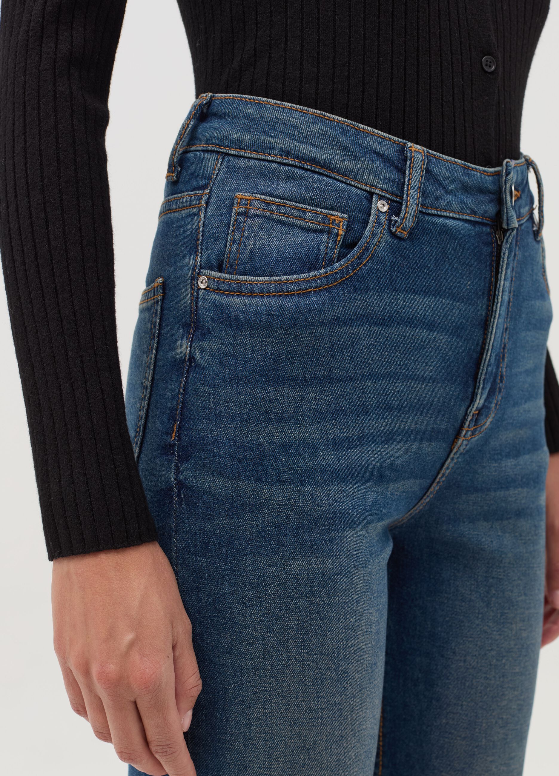 Straight-fit stretch jeans with five pockets