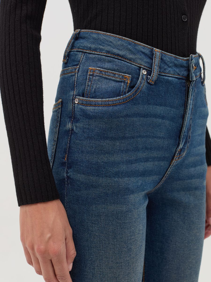 Straight-fit stretch jeans with five pockets_3