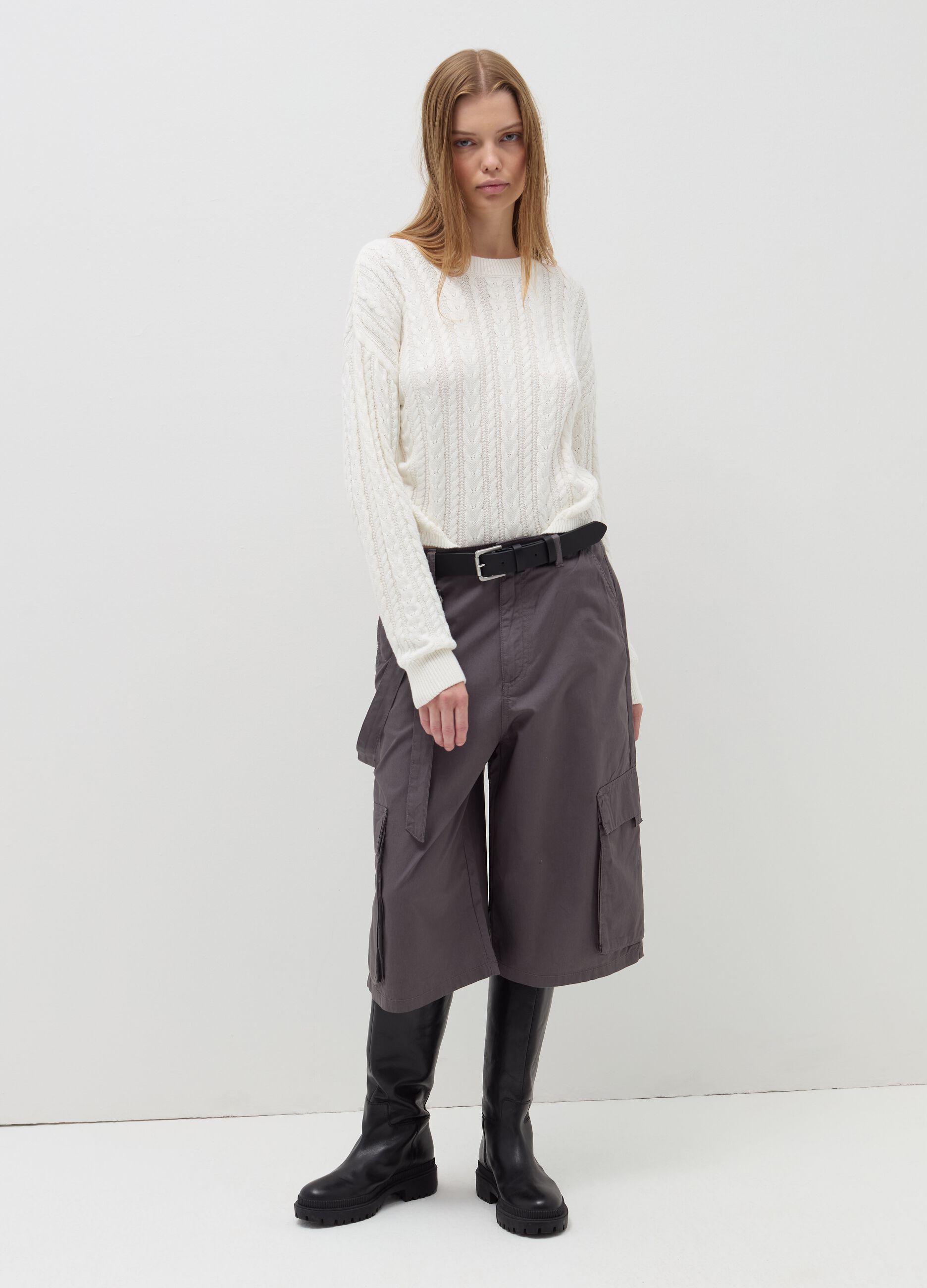 Cropped pullover with cable-knit design