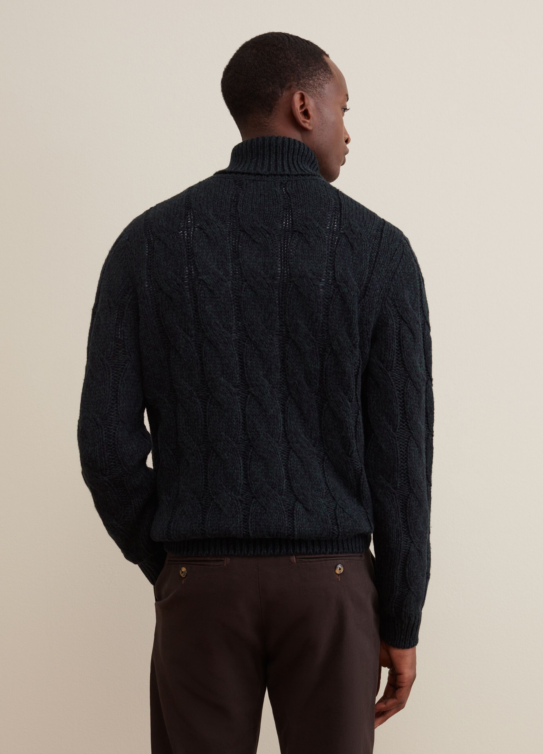 Pullover with two-tone cable.knit design