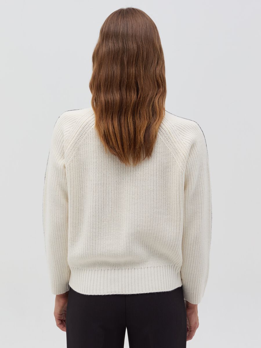 Pullover with contrasting striped edging_2